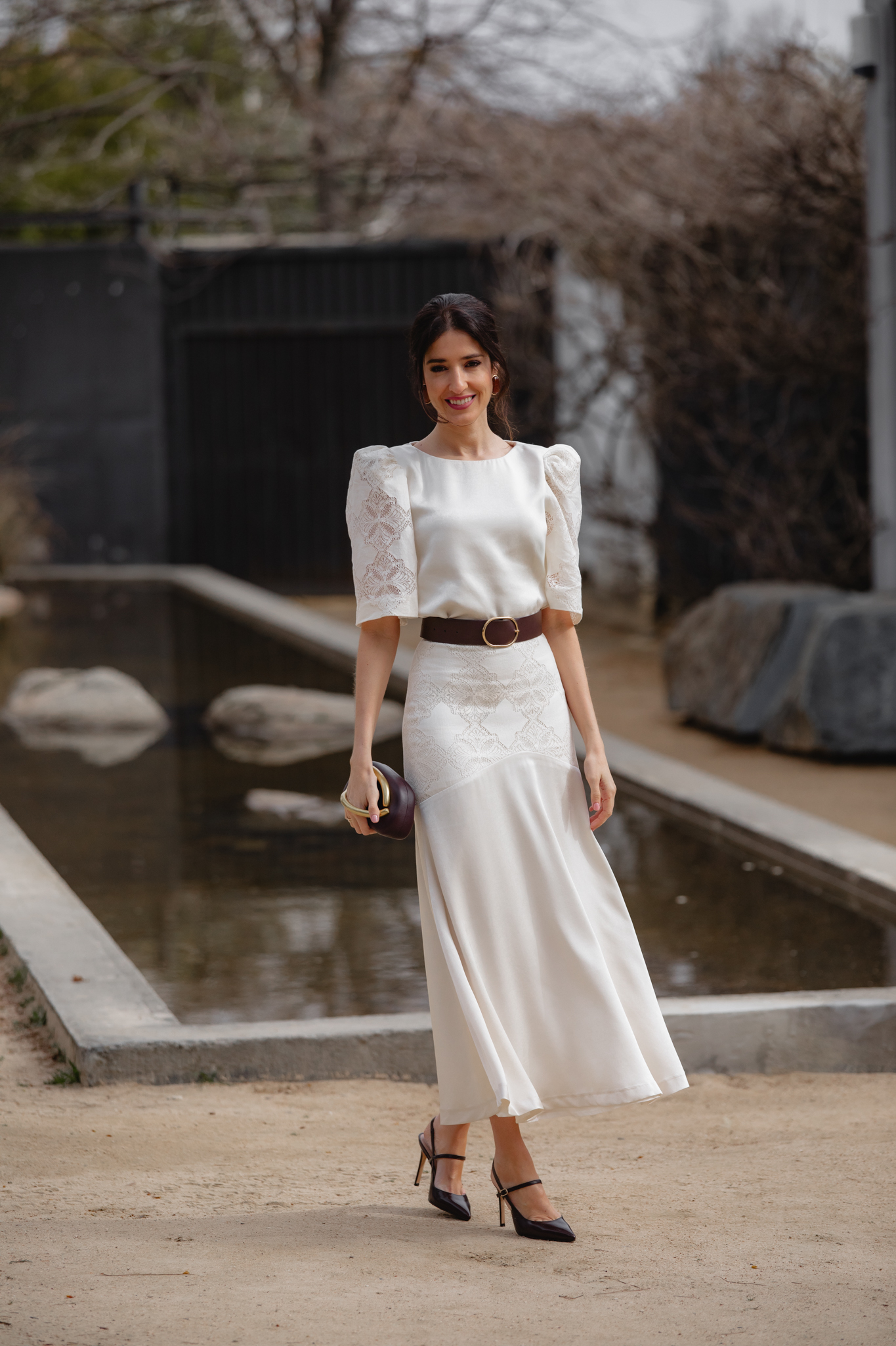 Conjunto marfil con mangas farol y clutch marrón chocolate