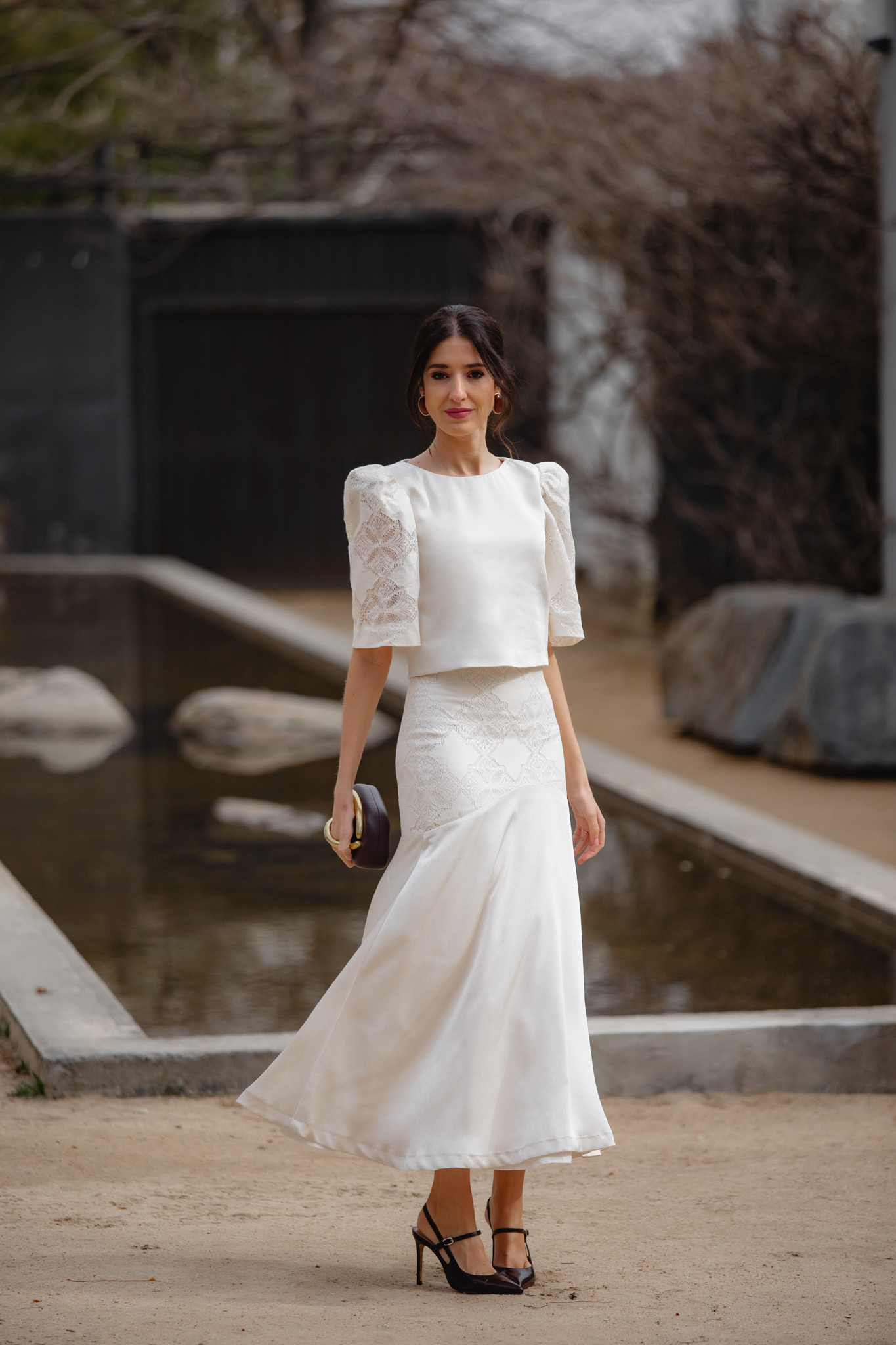 Look elegante en marfil con cinturón marrón para estilizar la silueta