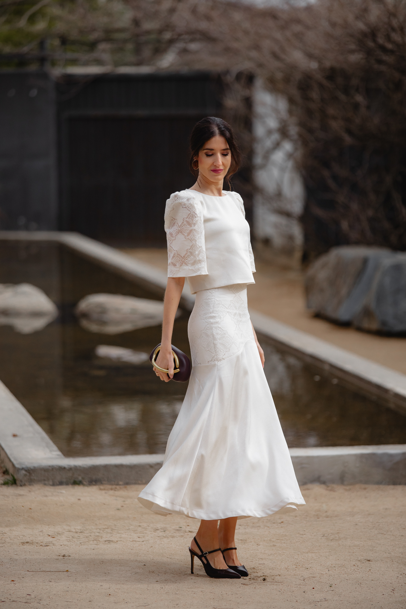 Conjunto de dos piezas en marfil ideal para lactancia en eventos de día.