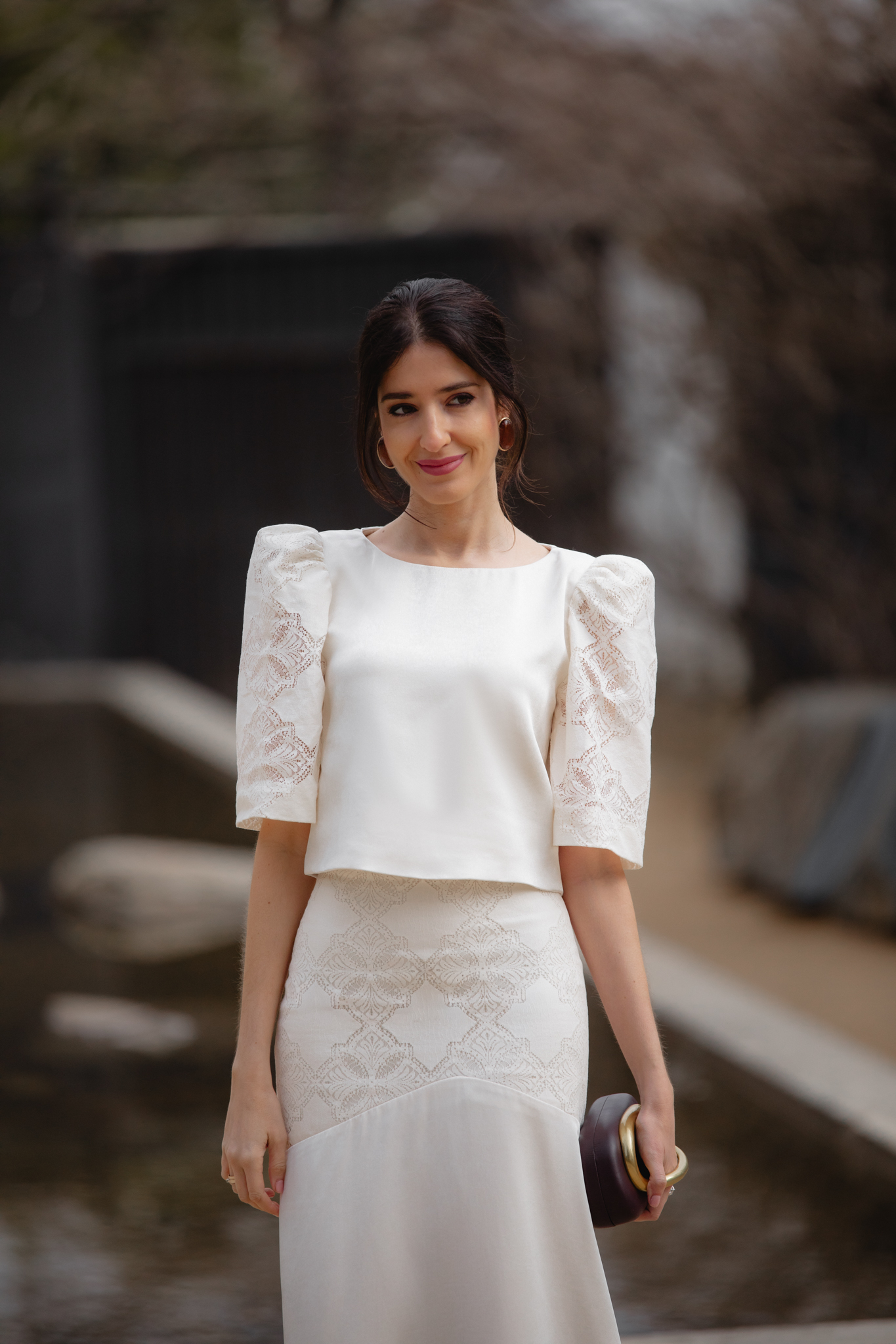 Detalle del guipur en mangas y falda del conjunto marfil de Ysiempremona.