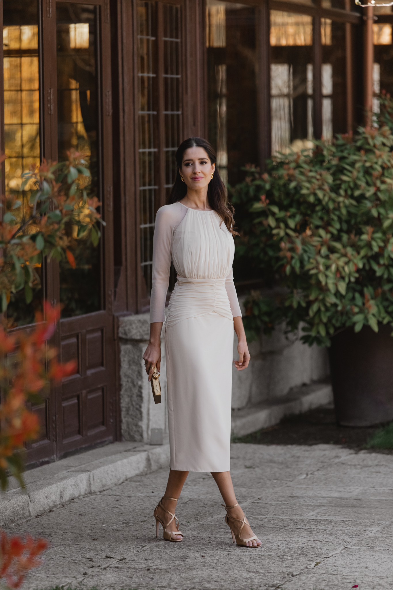 Vestido crudo para comuniones o bautizos en entorno ajardinado