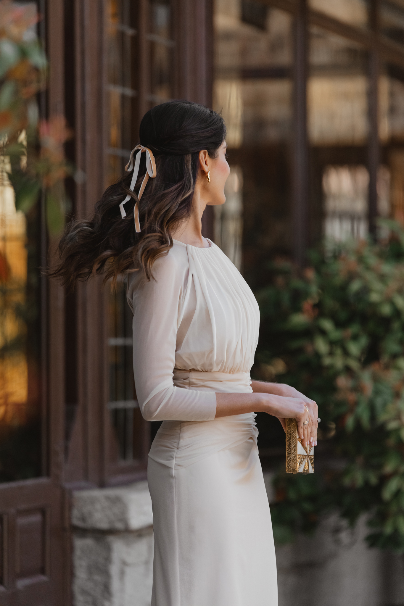 Vestido crudo con mangas de tul y peinado semirecogido con lazo