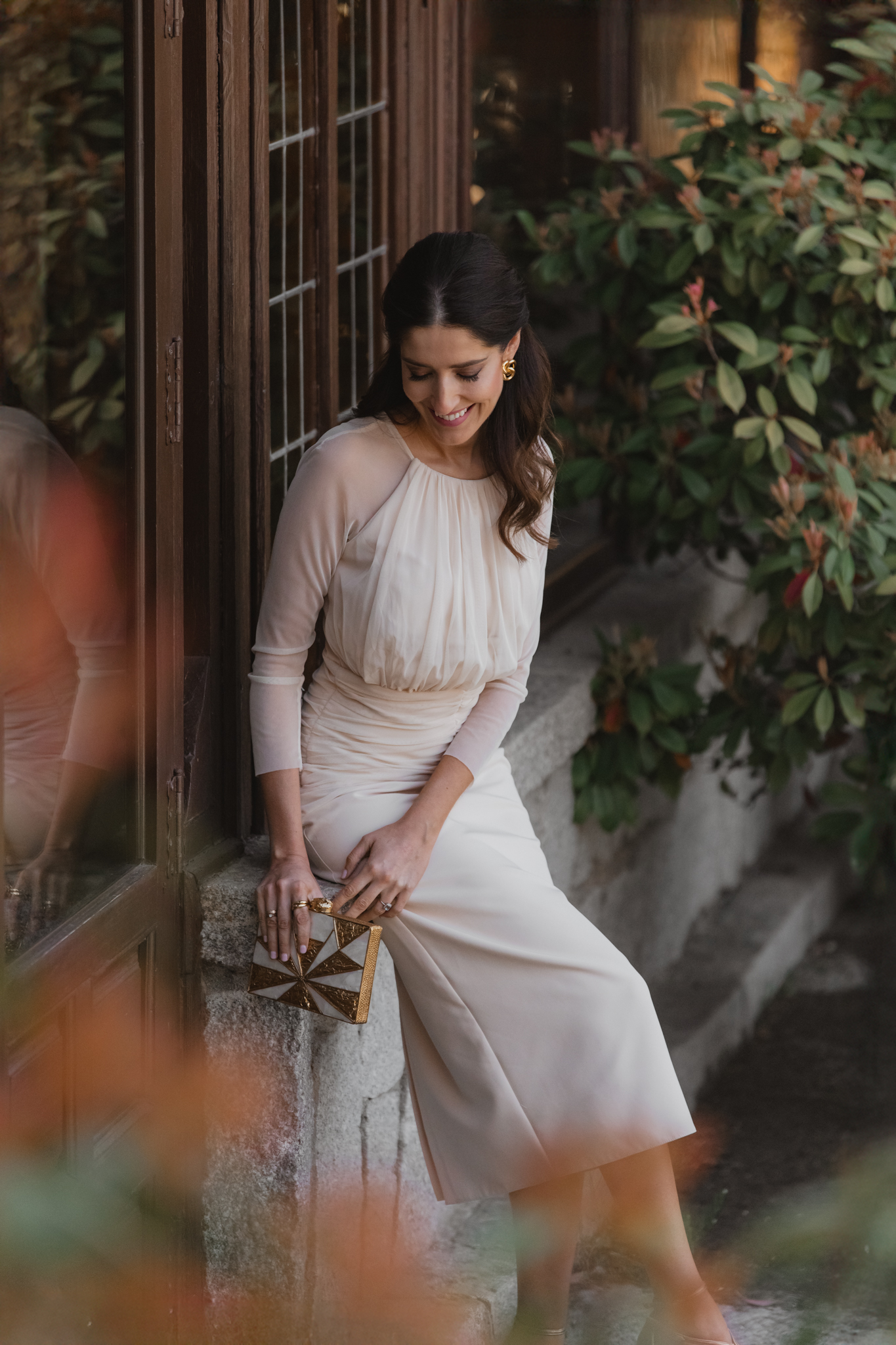 - Vestido crudo con tul plisado en ambiente exterior con vegetación