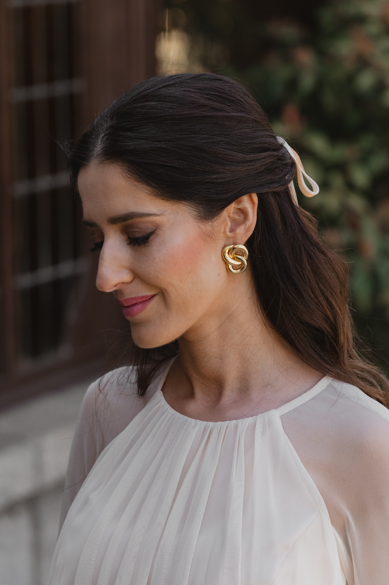 Pendientes dorados de Acus Complementos y bolso geométrico en tonos dorados