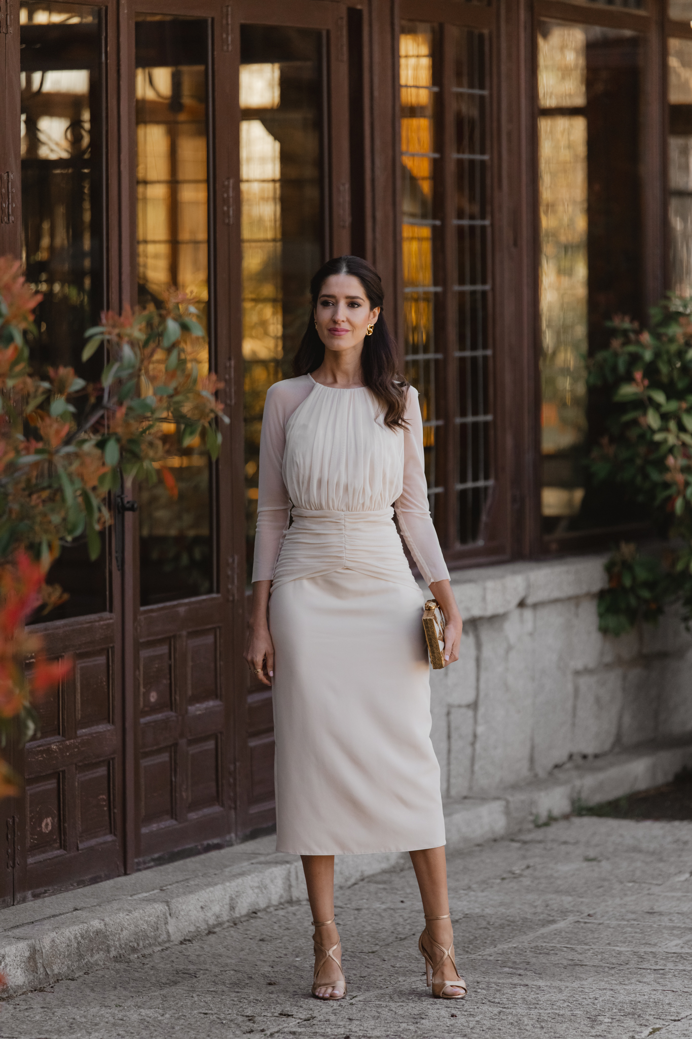 Tul plisado artesanal del escote del vestido crudo de Invitadísima