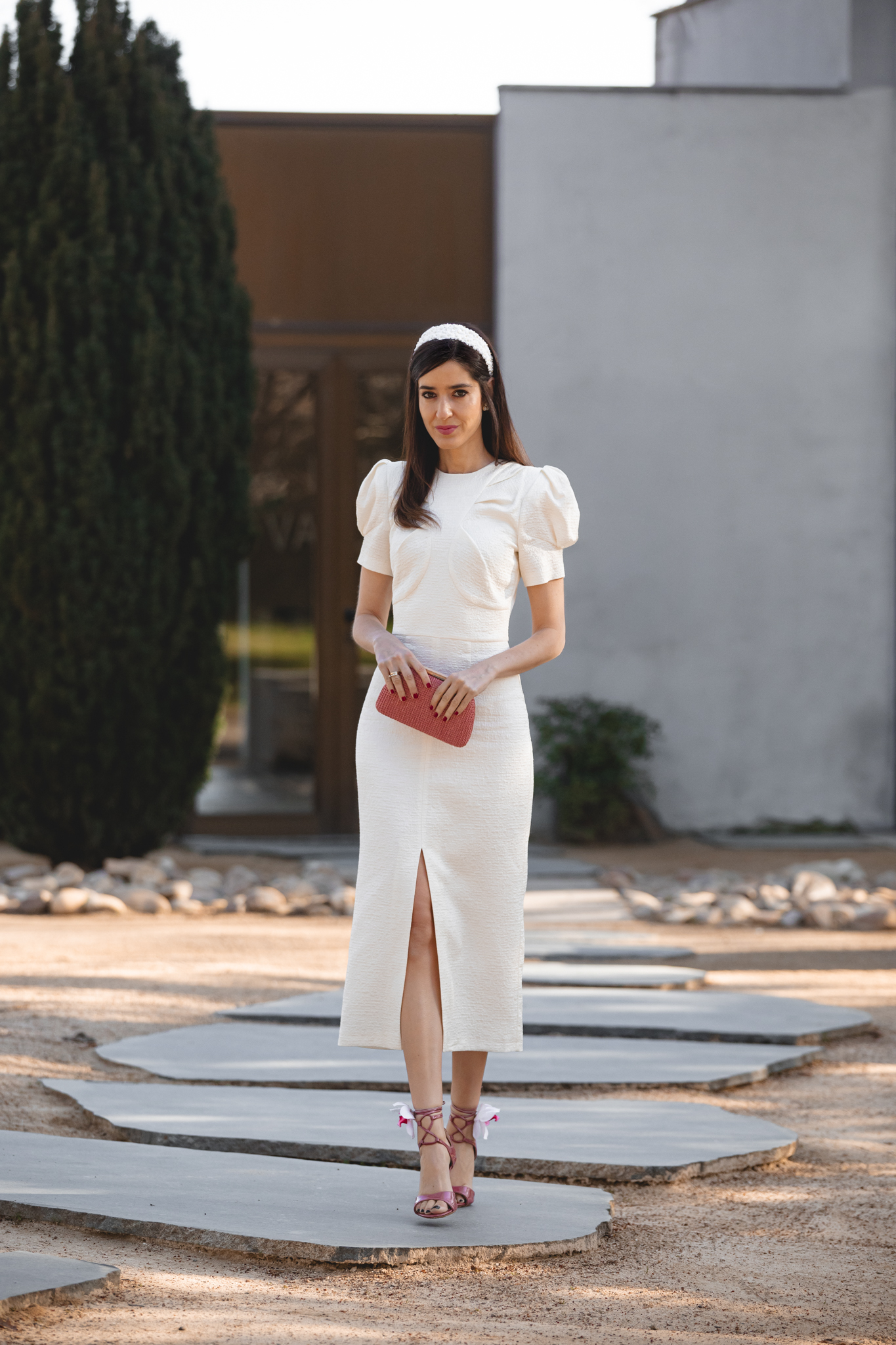 Look de comunión con diadema floral blanca y zapatos rosas con detalle de flor