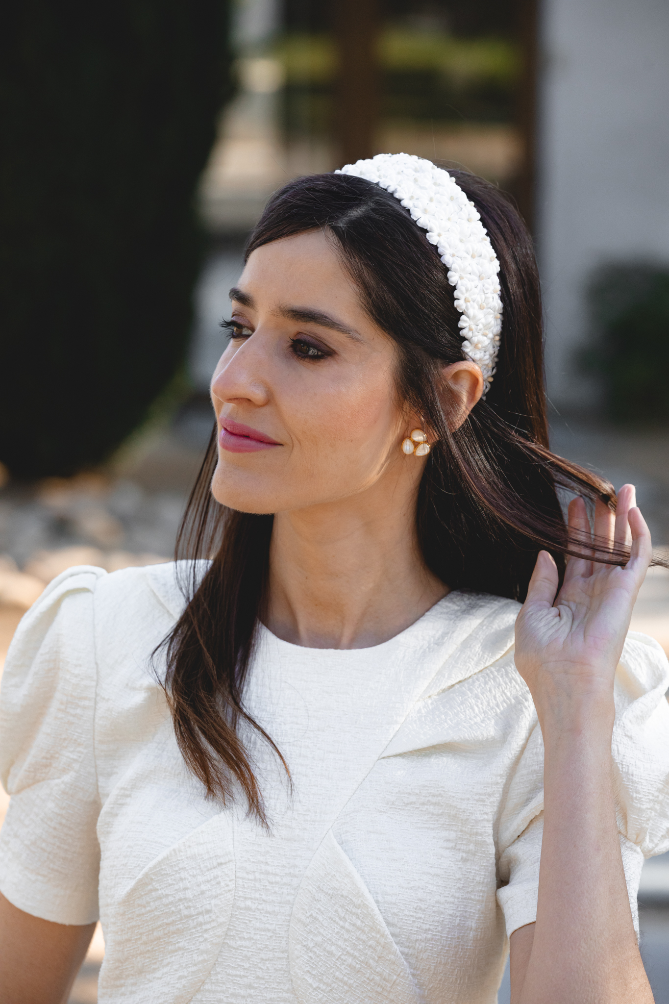 Detalle de pendiente blanco para mama de comunion