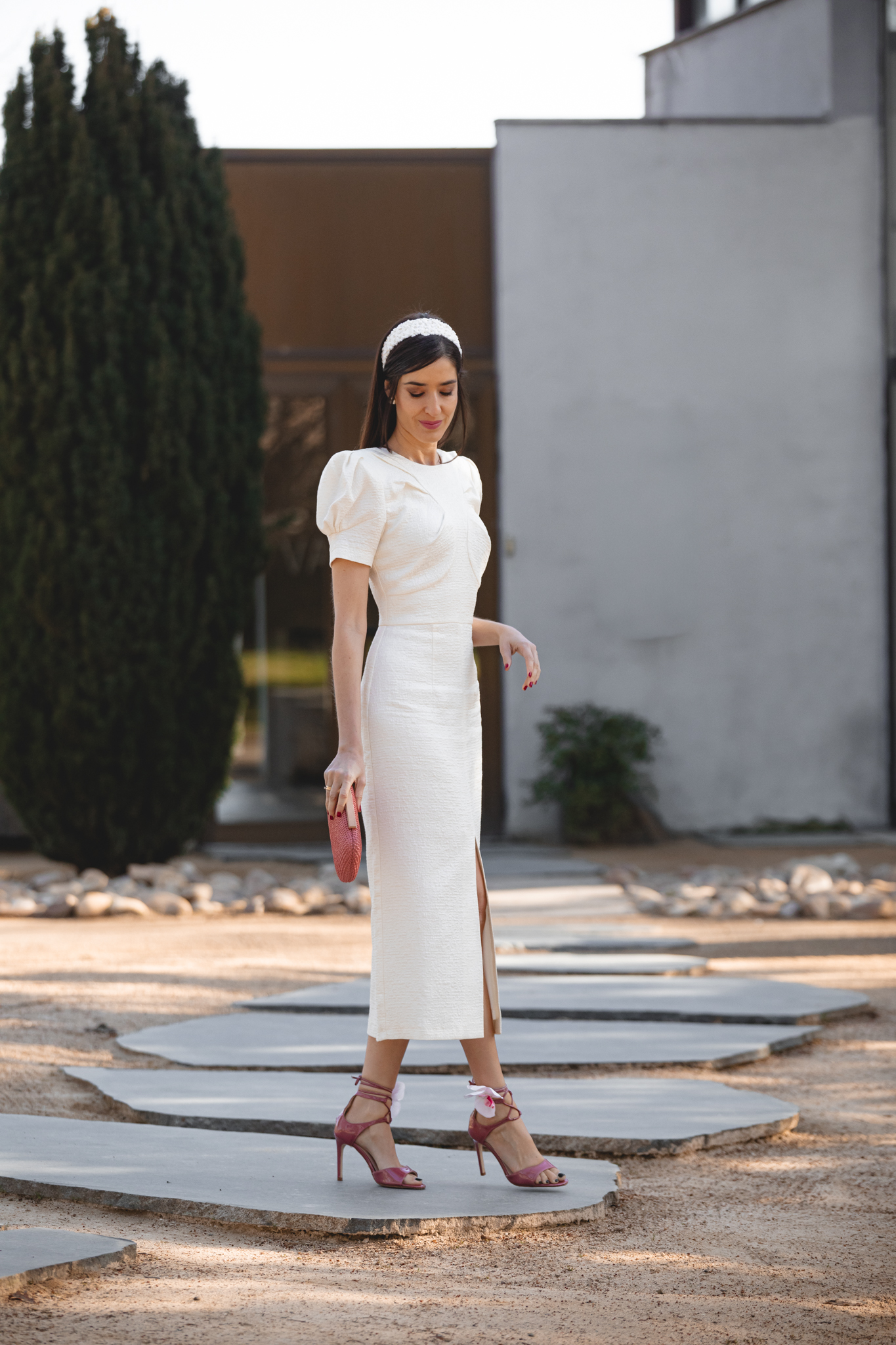 Look dulce de comunión con diadema blanca y sandalias rosas con flor