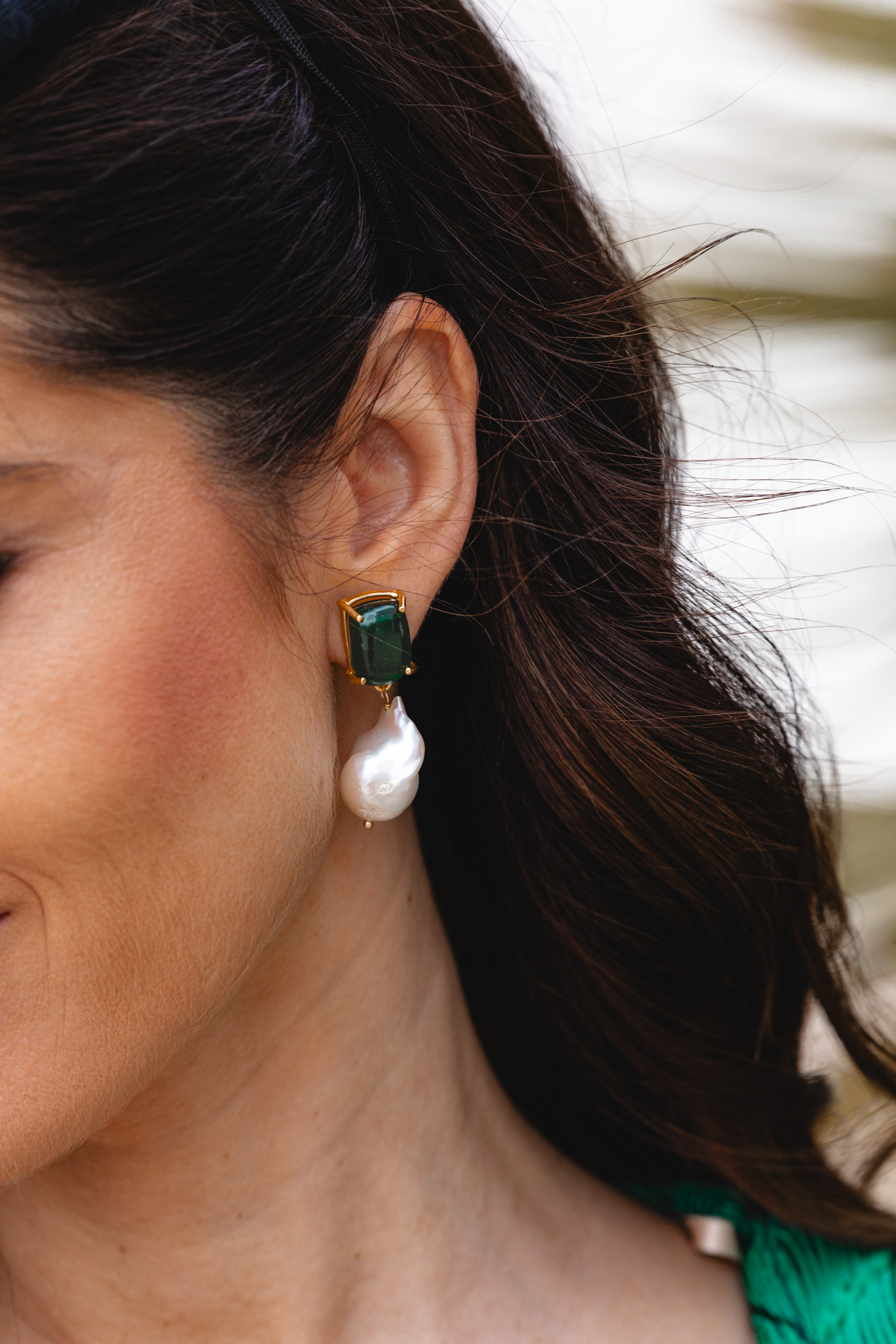 Pendiente verde esmeralda con perla