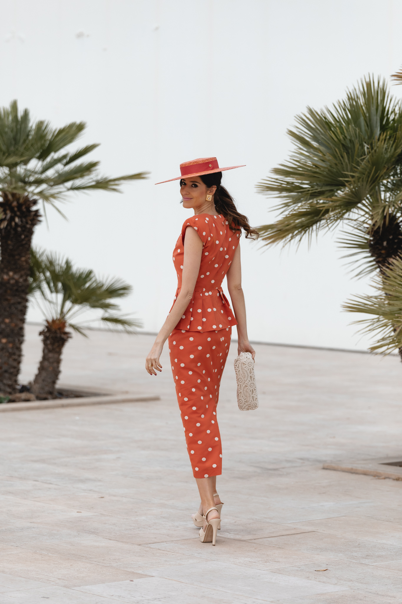 Espalda de conjunto de lunares para invitada