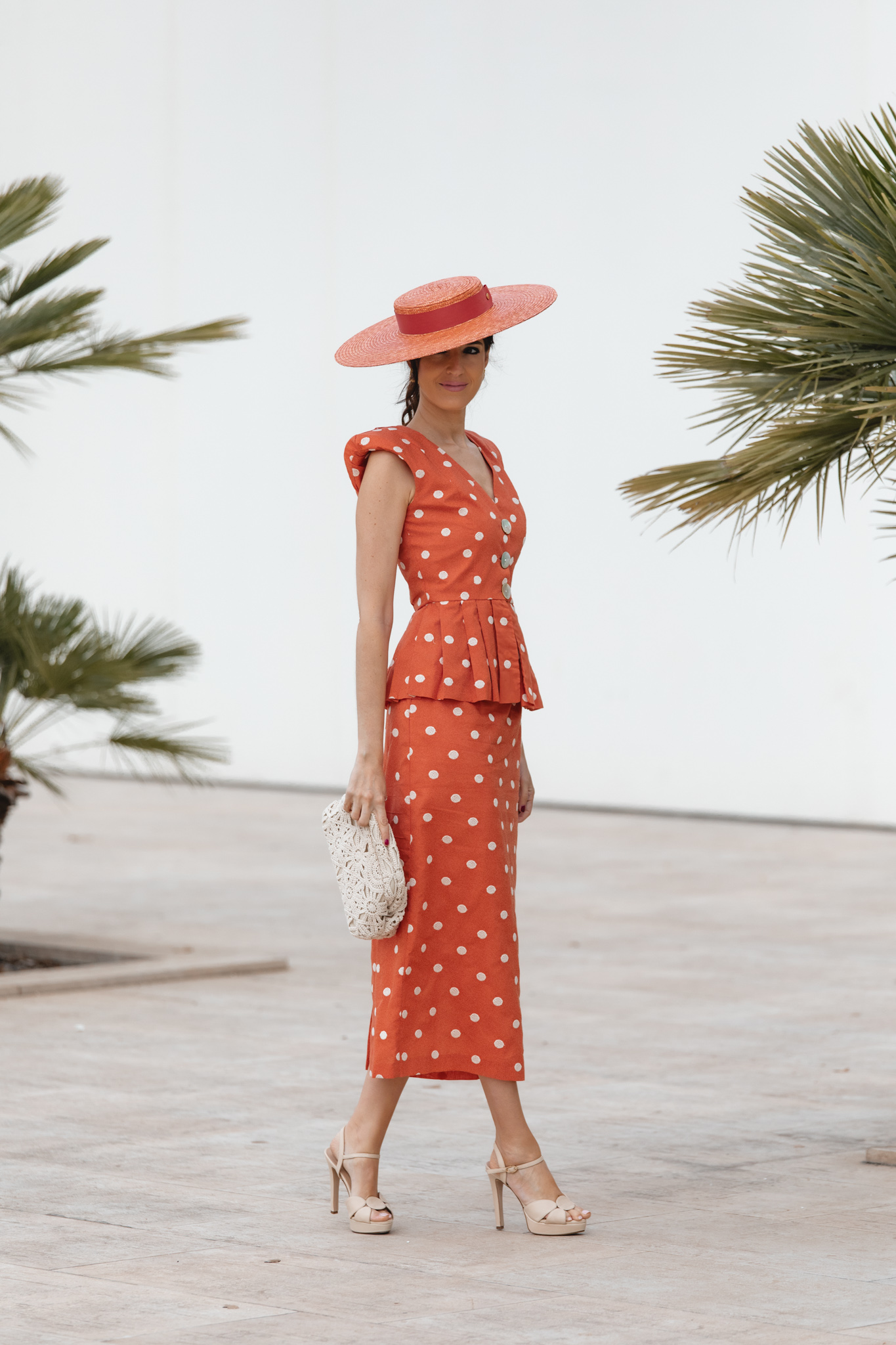 Sandra con dos piezas teja y pamela caldera, look perfecto para eventos al aire libre.