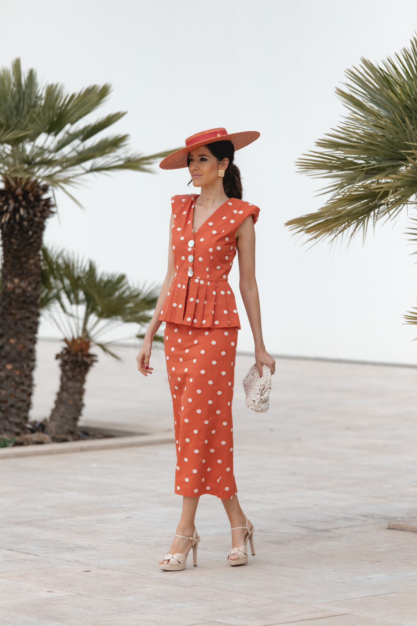 Vista completa del conjunto teja de Meryfor ideal para bodas de mañana.