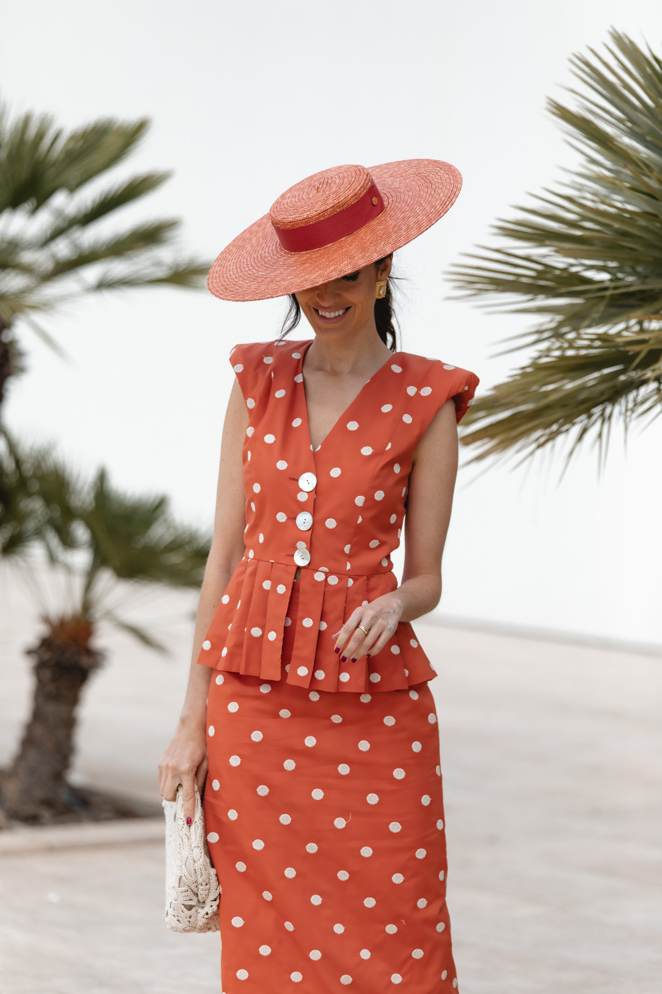 Sandra Majada con dos piezas teja de Meryfor y pamela caldera, look ideal para bodas de mañana.