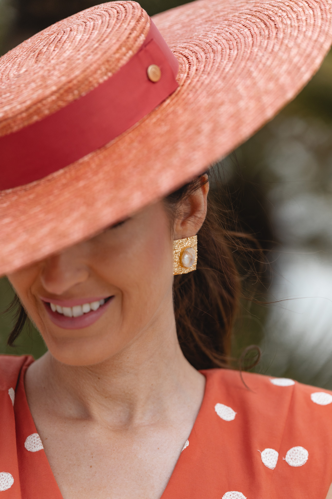 Detalle de pendientes dorados y blancos de Acus Complementos.