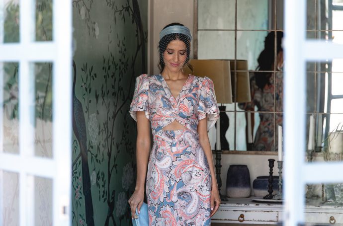 Look de invitada perfecta con vestido de lino