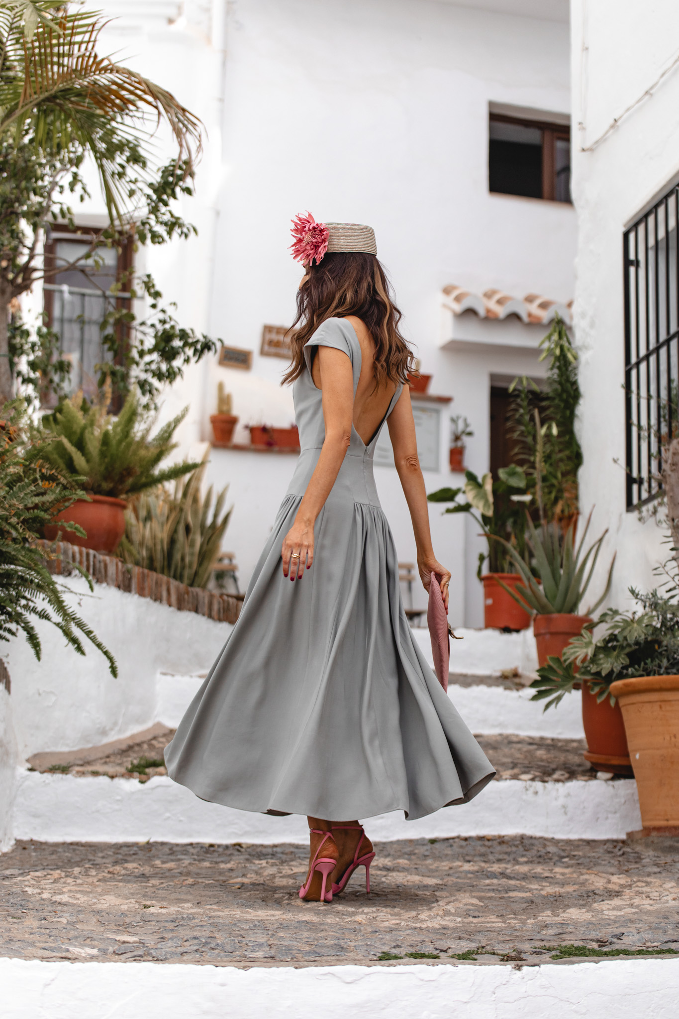 Vista trasera del look mostrando escote y caída del vestido.