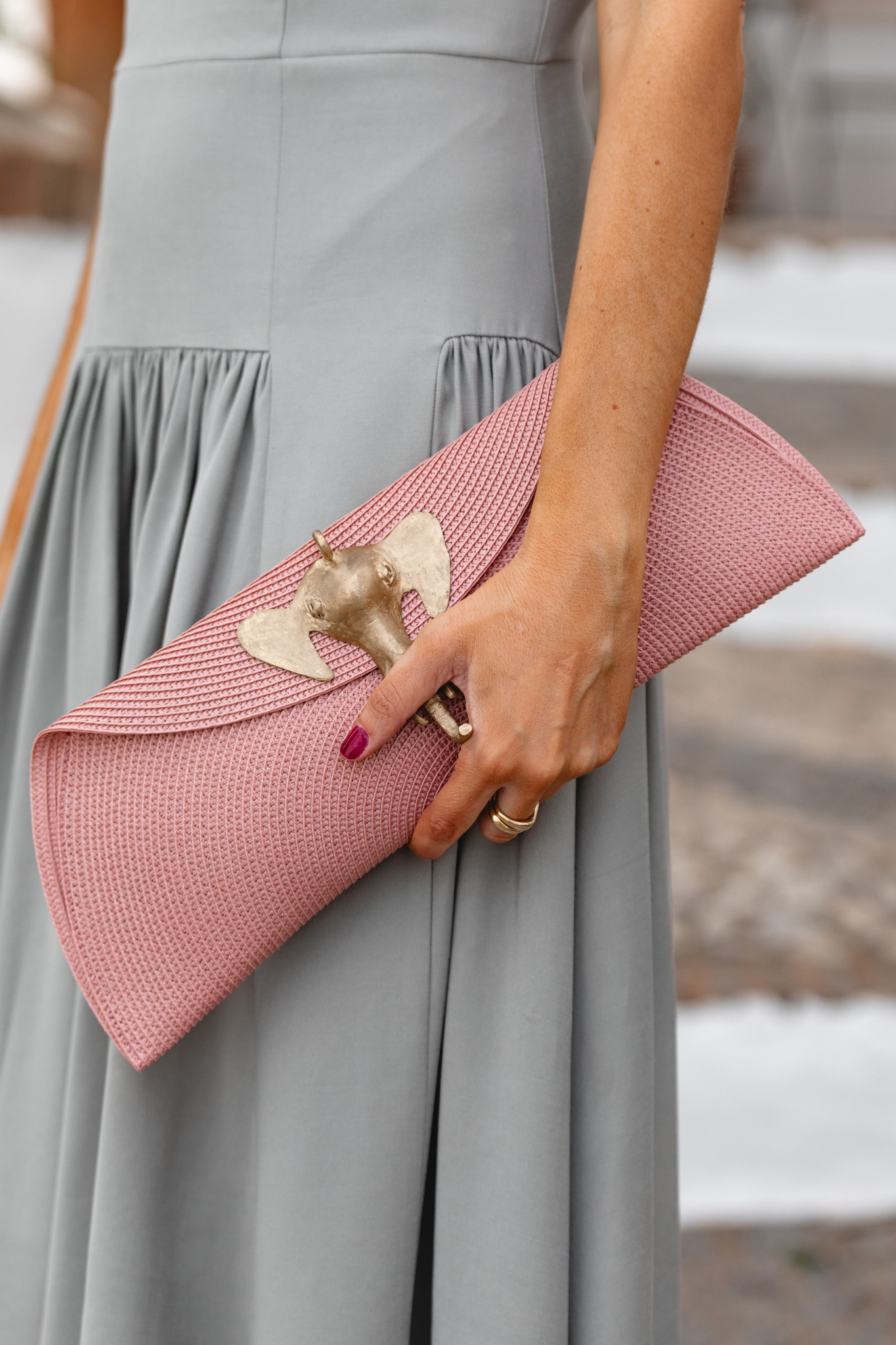 Bolso rosa de Carmen Fernández combinado con vestido gris perla