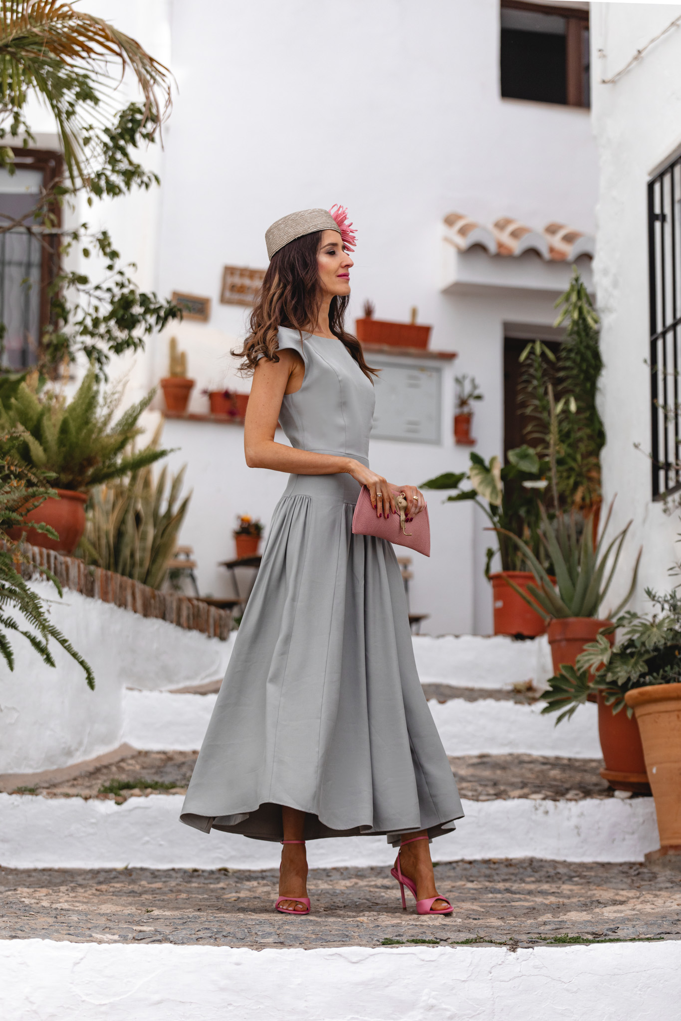 Falda en movimiento del vestido de Bruna captada en una calle estrecha.