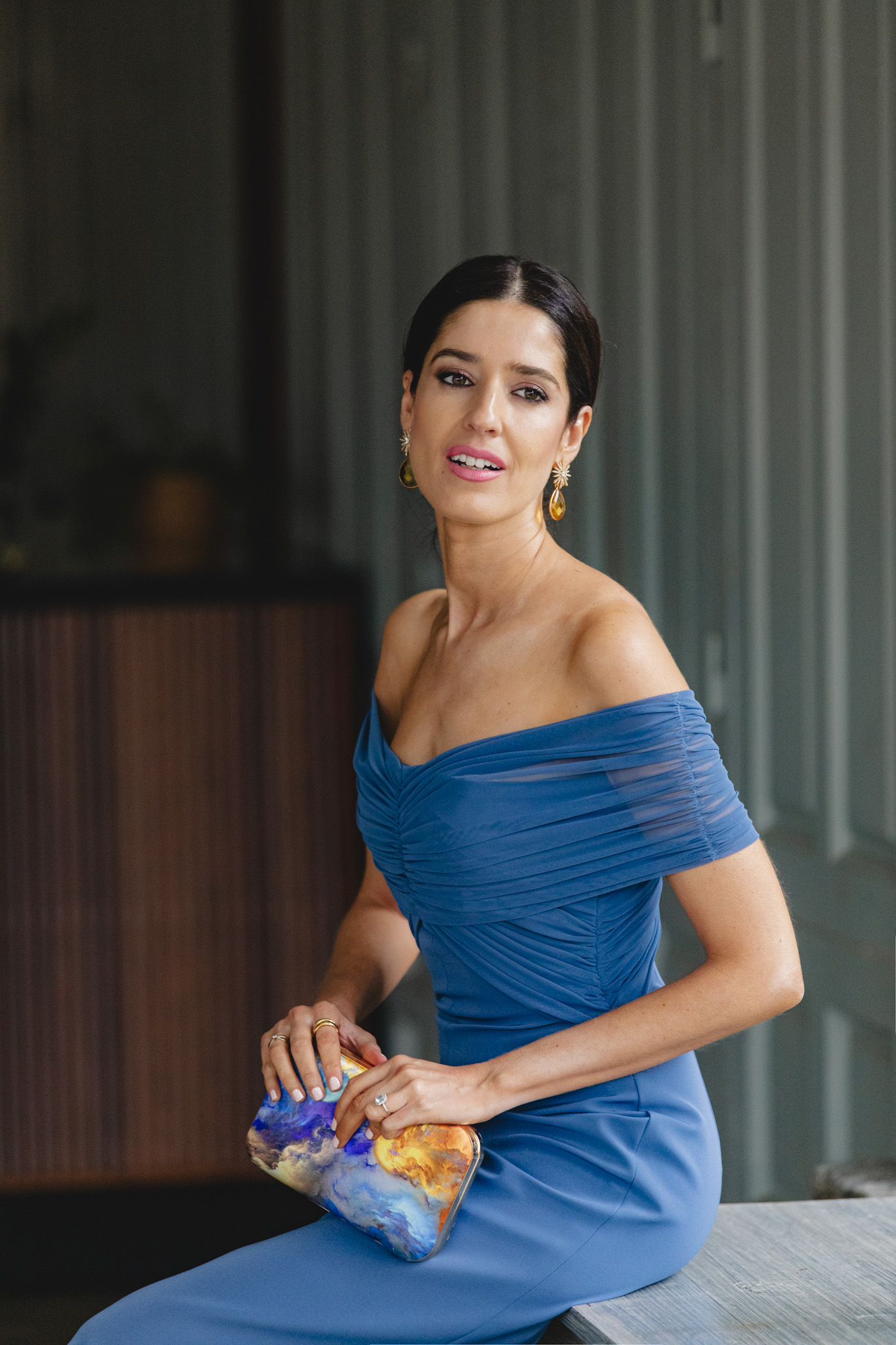 Vestido de invitada azul con escote bardot lucido por Sandra Majada.