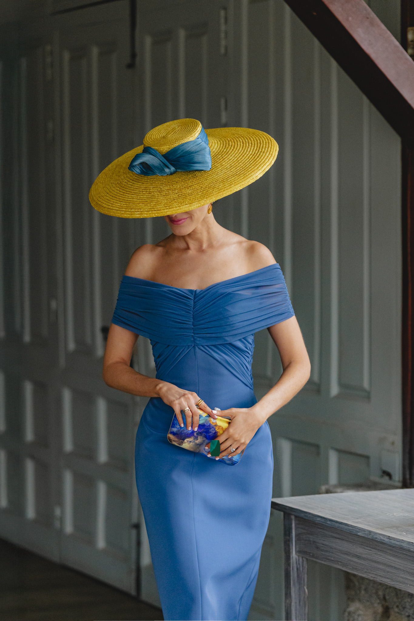 Vestido azul bardot para invitada de boda de mañana combinado con pamela.
