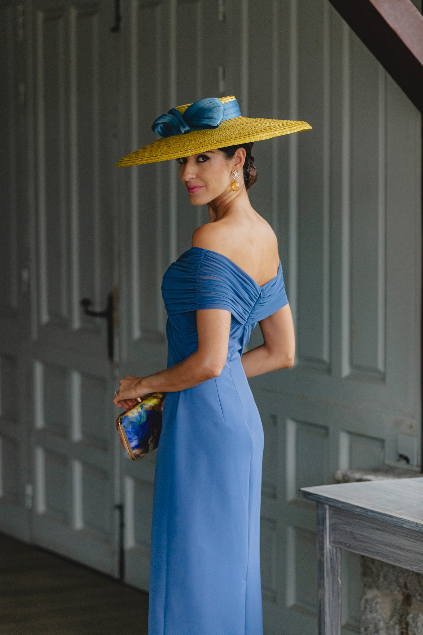 Invitada perfecta con vestido azul y pendientes personalizados de Acus.