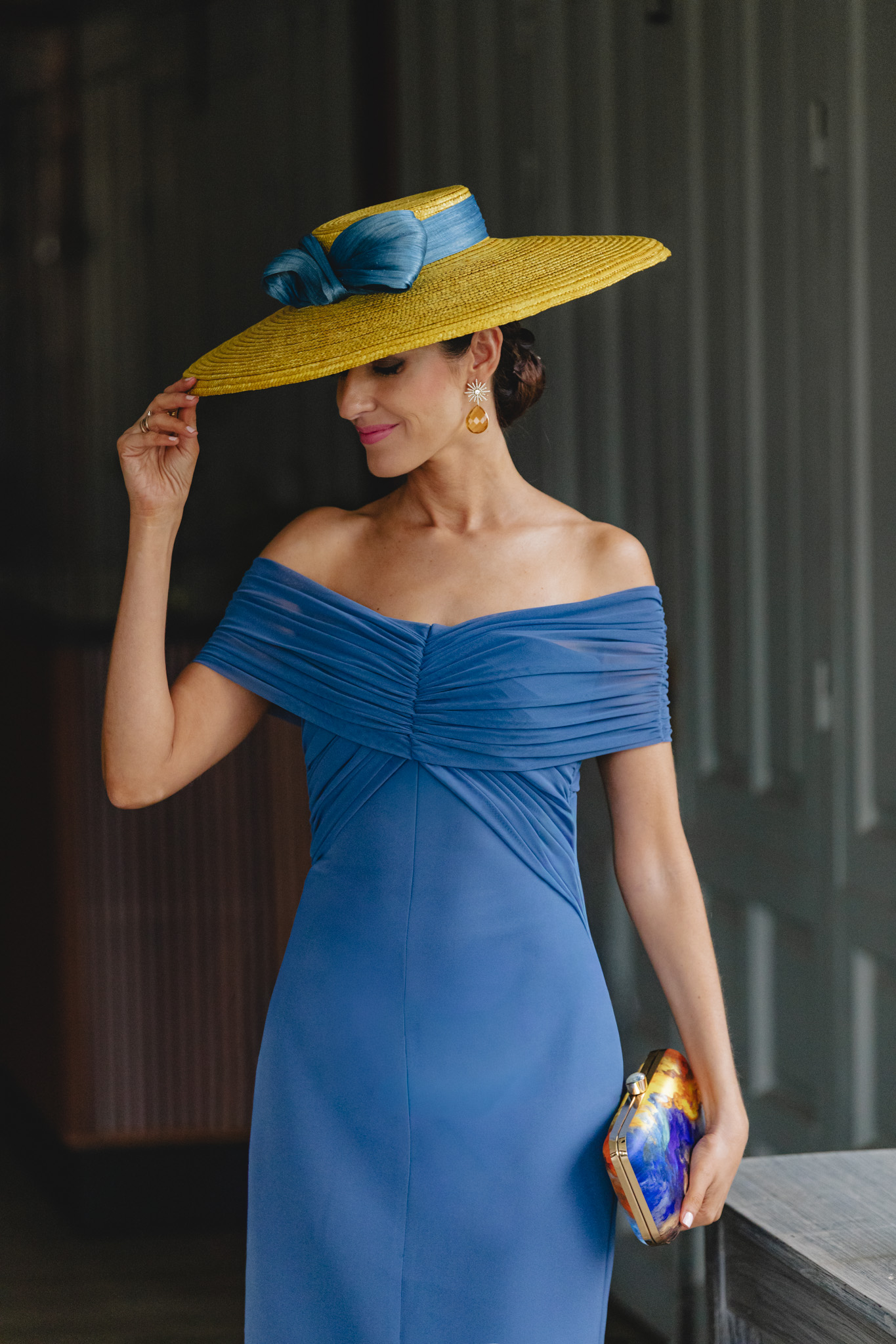 Sandra Majada con vestido azul de Victoria y pamela amarilla.
