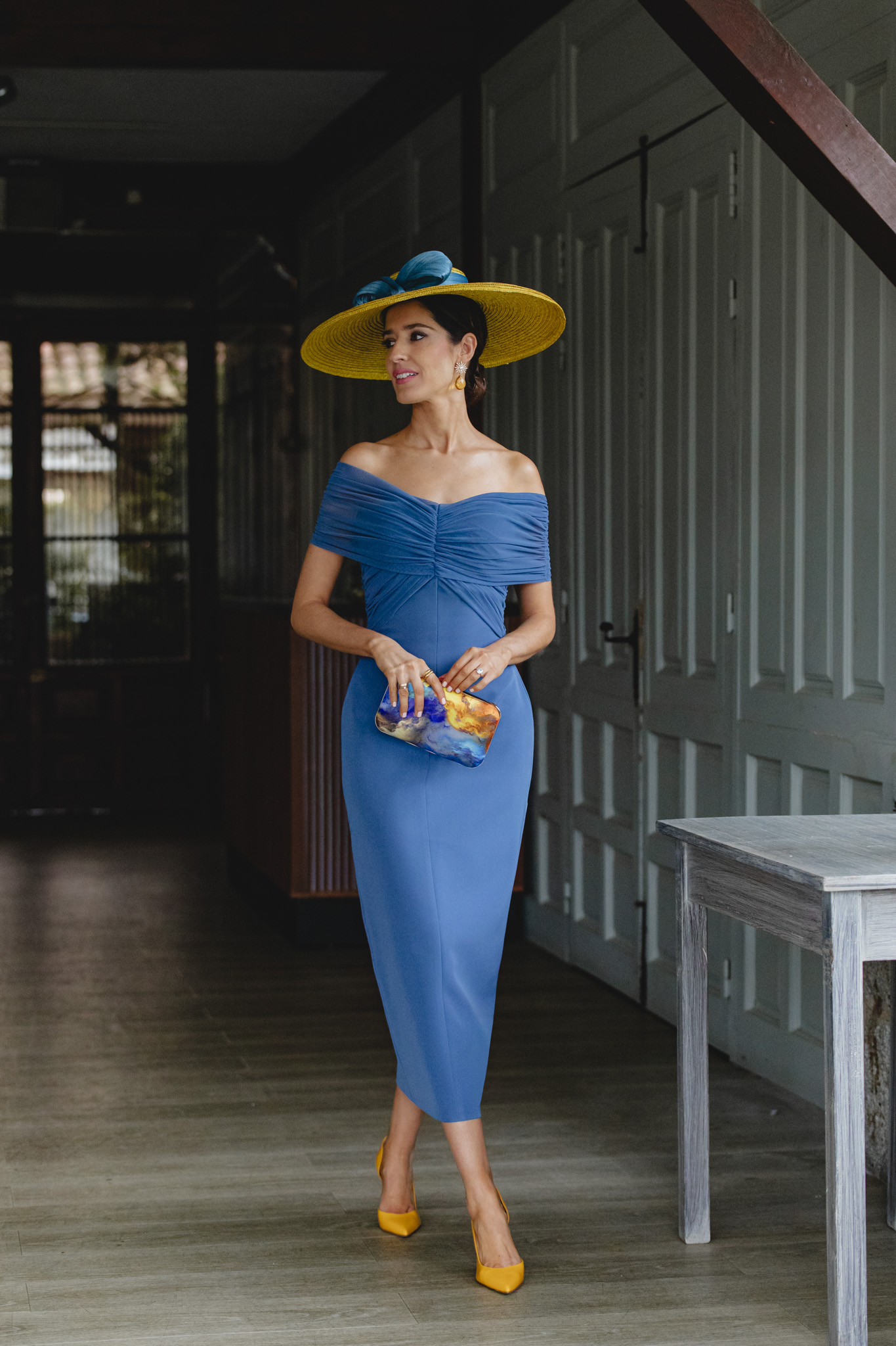Look de invitada con vestido azul y zapatos amarillos de Magrit.
