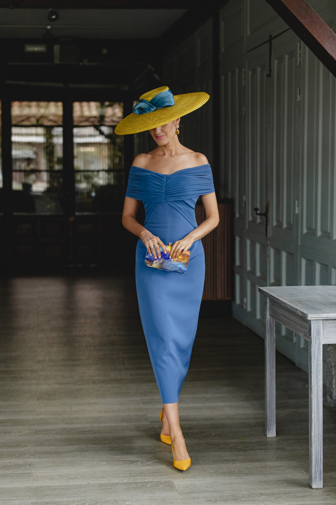 Look de invitada boda mañana con vestido azul y pamela amarilla personalizada.