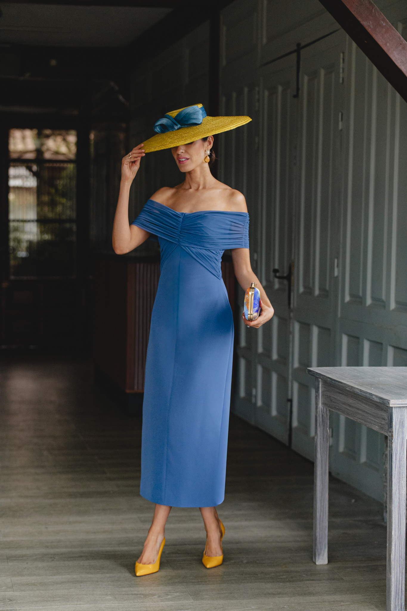 Invitada boda mañana con vestido azul y pamela amarilla de Masario.