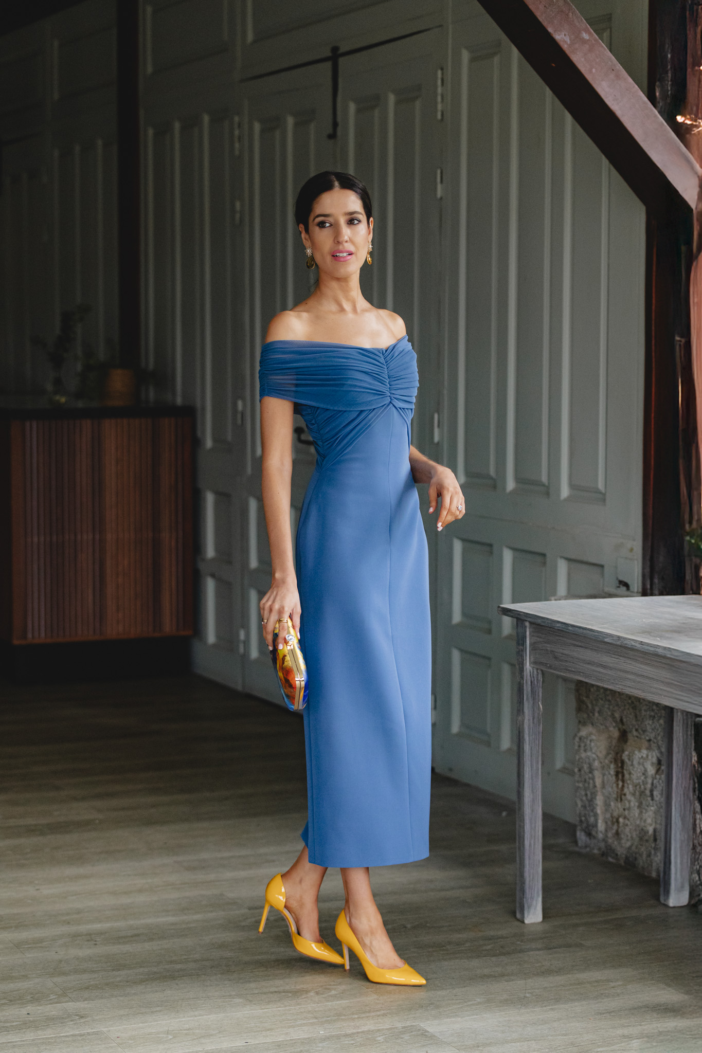 Sandra Majada con vestido azul bardot ideal para bodas de mañana.