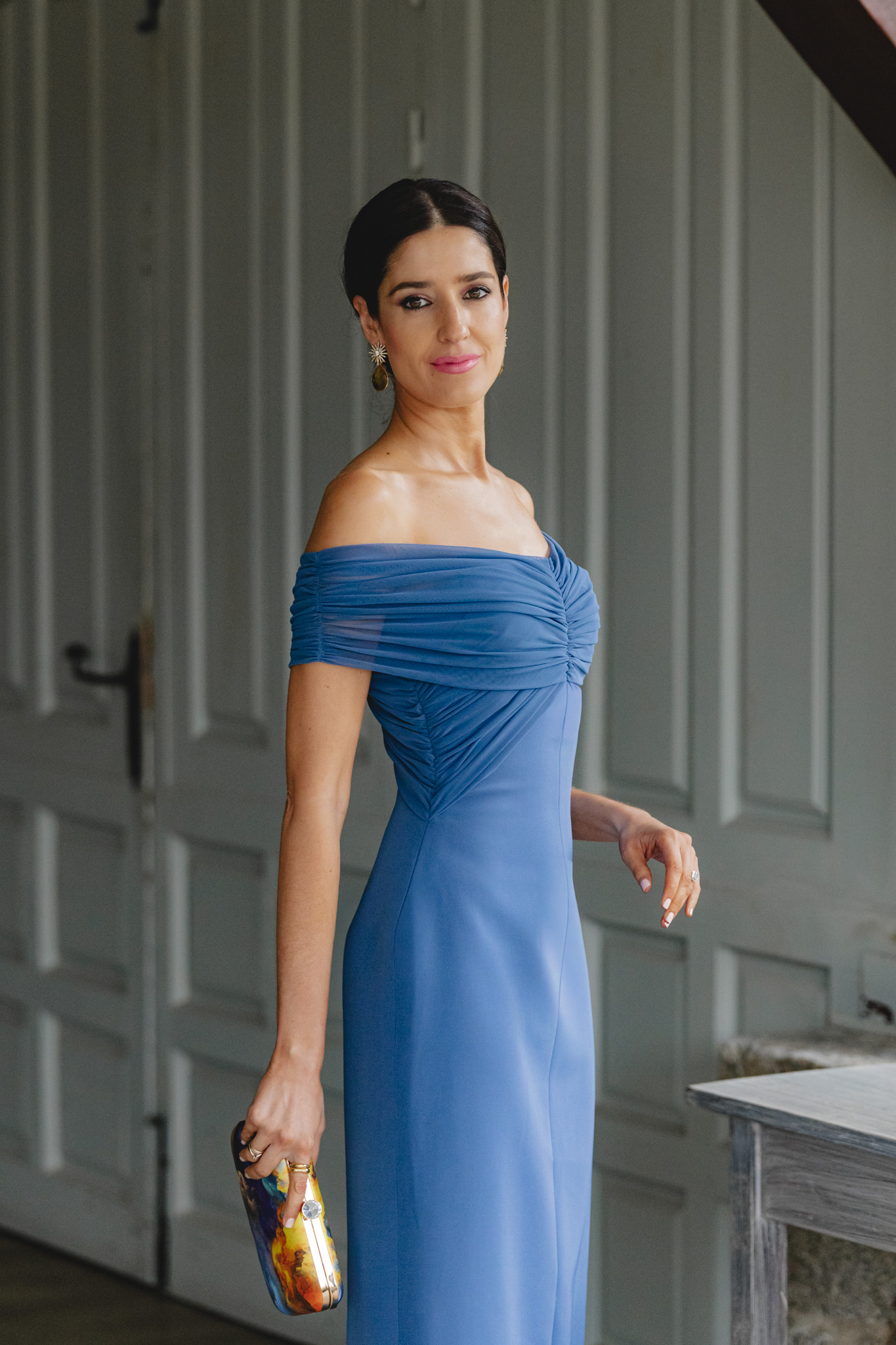 Sandra Majada con look elegante de invitada en tonos azul y amarillo.
