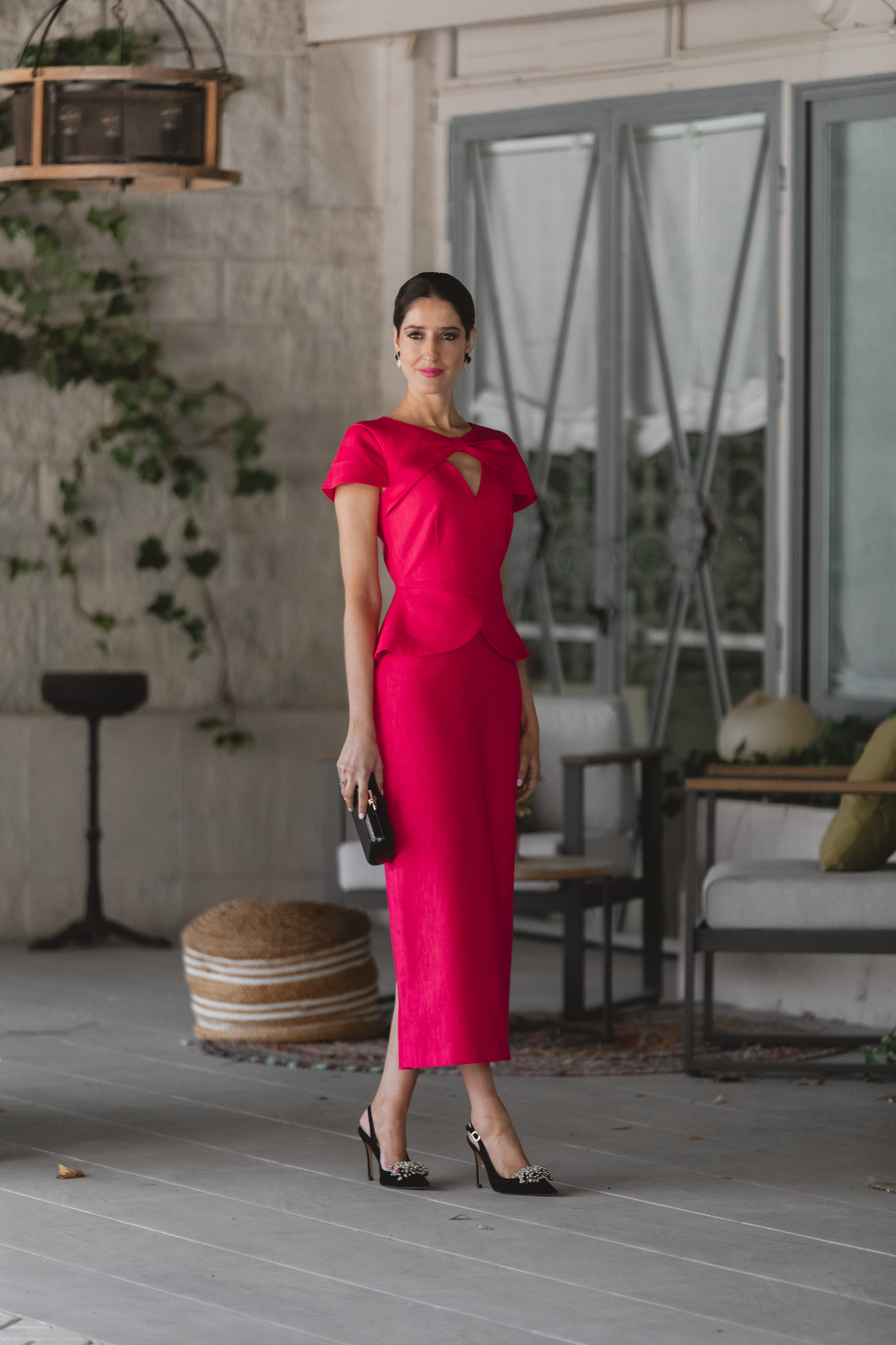 Vestido de lino fresa para invitada elegante en boda de mañana.