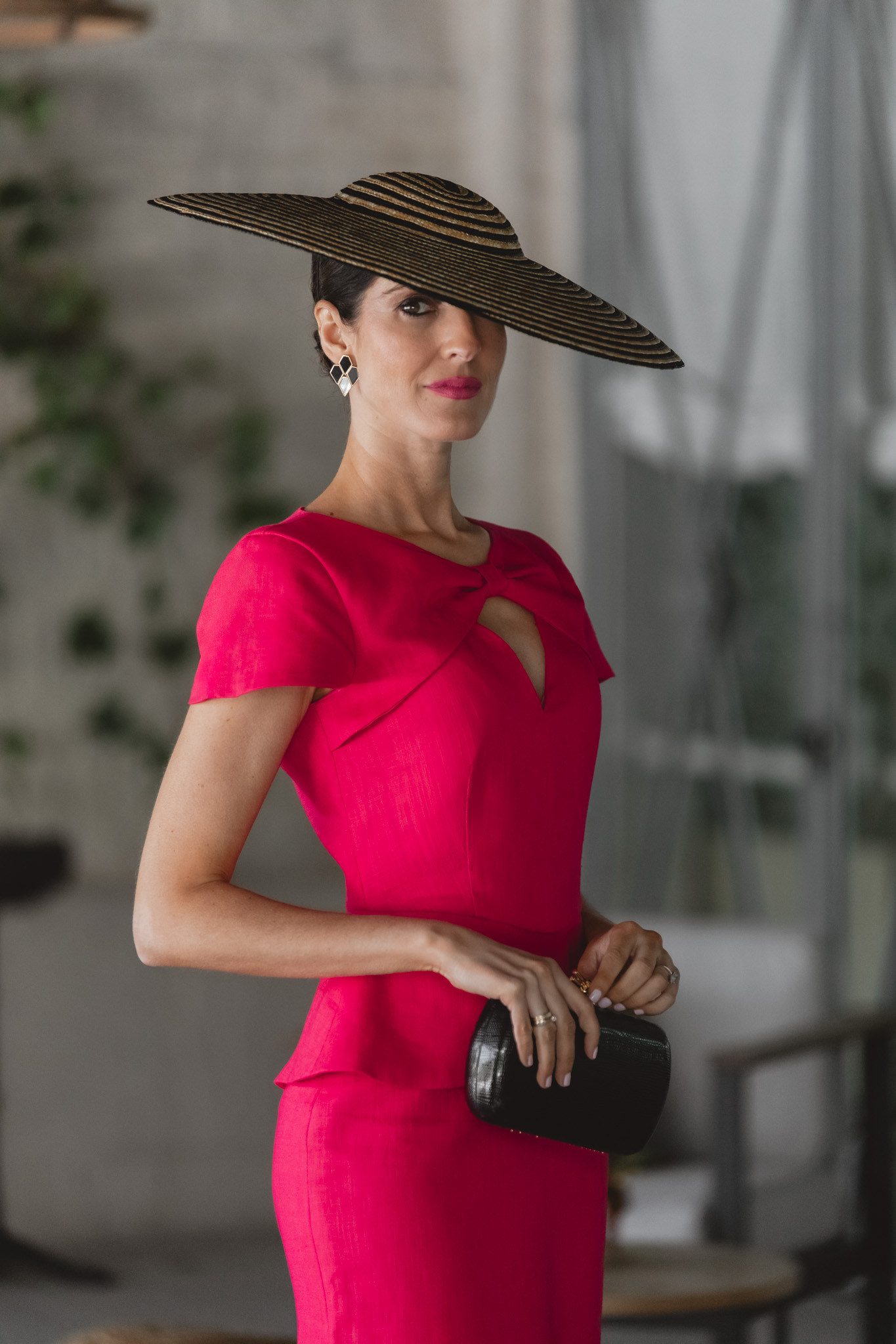 Vestido de lino fresa para invitada especial con pamela negra.