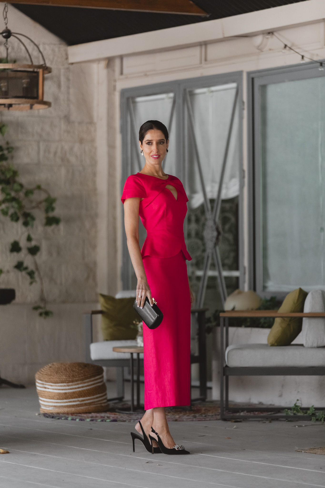Sandra Majada luciendo vestido de lino fresa ideal para boda de mañana.