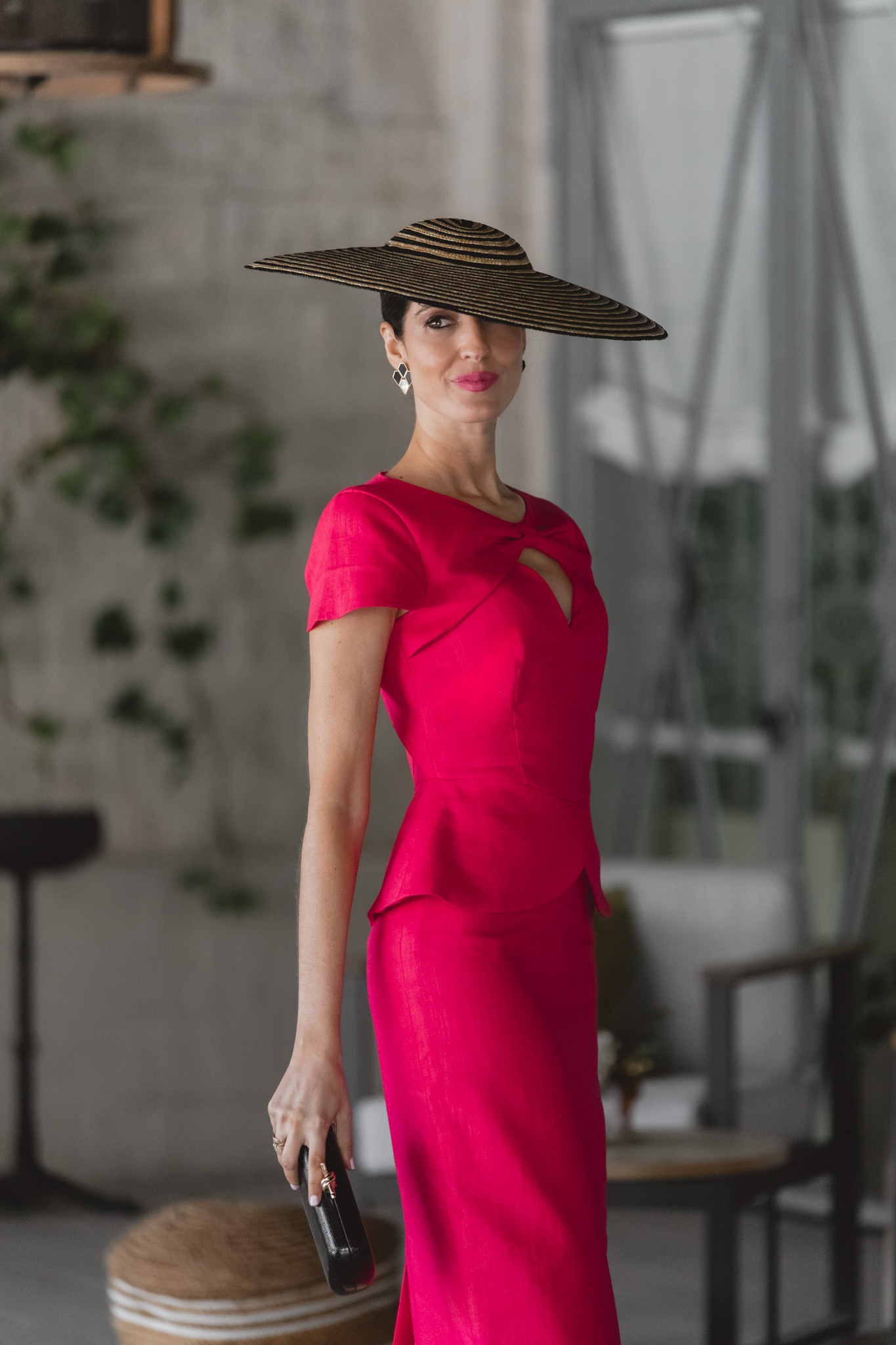 Pamela negra combinada con vestido de lino para invitada perfecta.