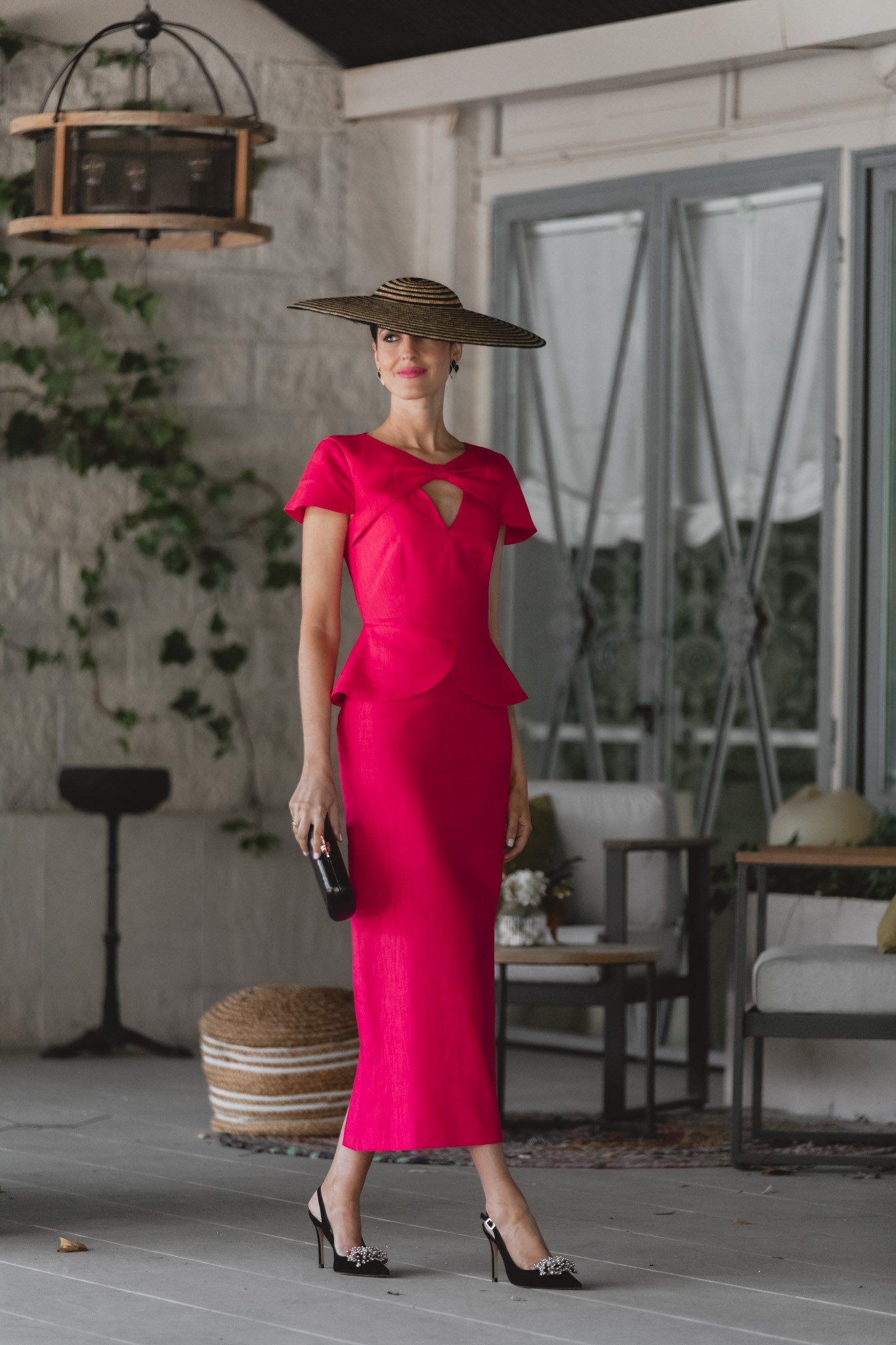 Look de invitada de boda con vestido elegante y pamela