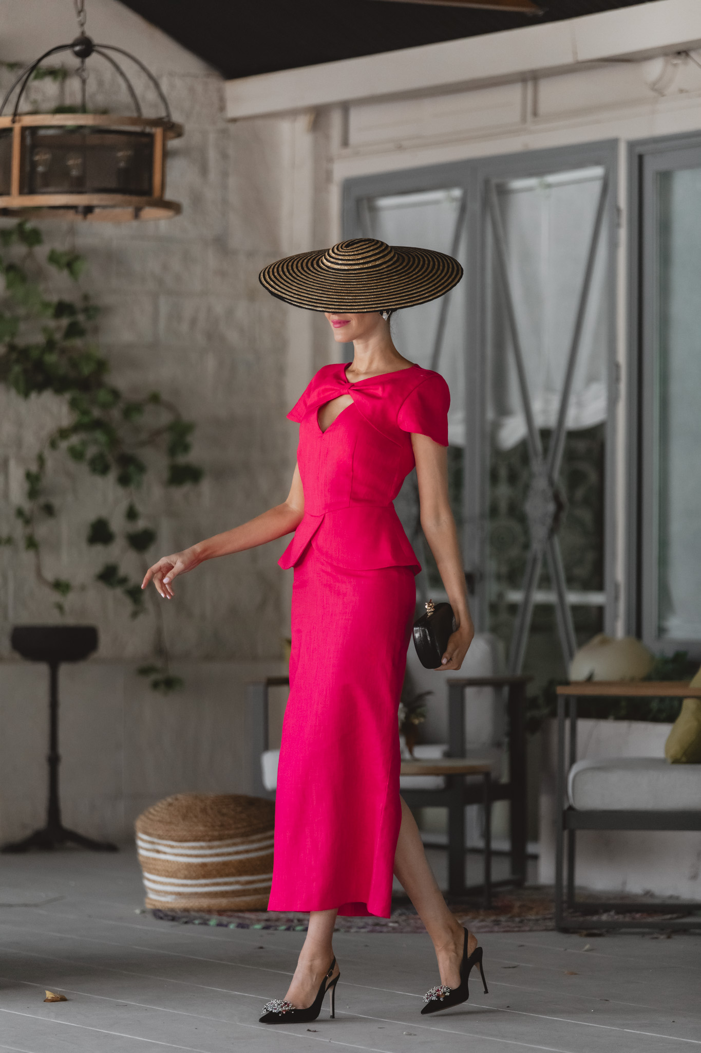 Vestido de lino para invitada de boda de mañana combinado con pamela negra.