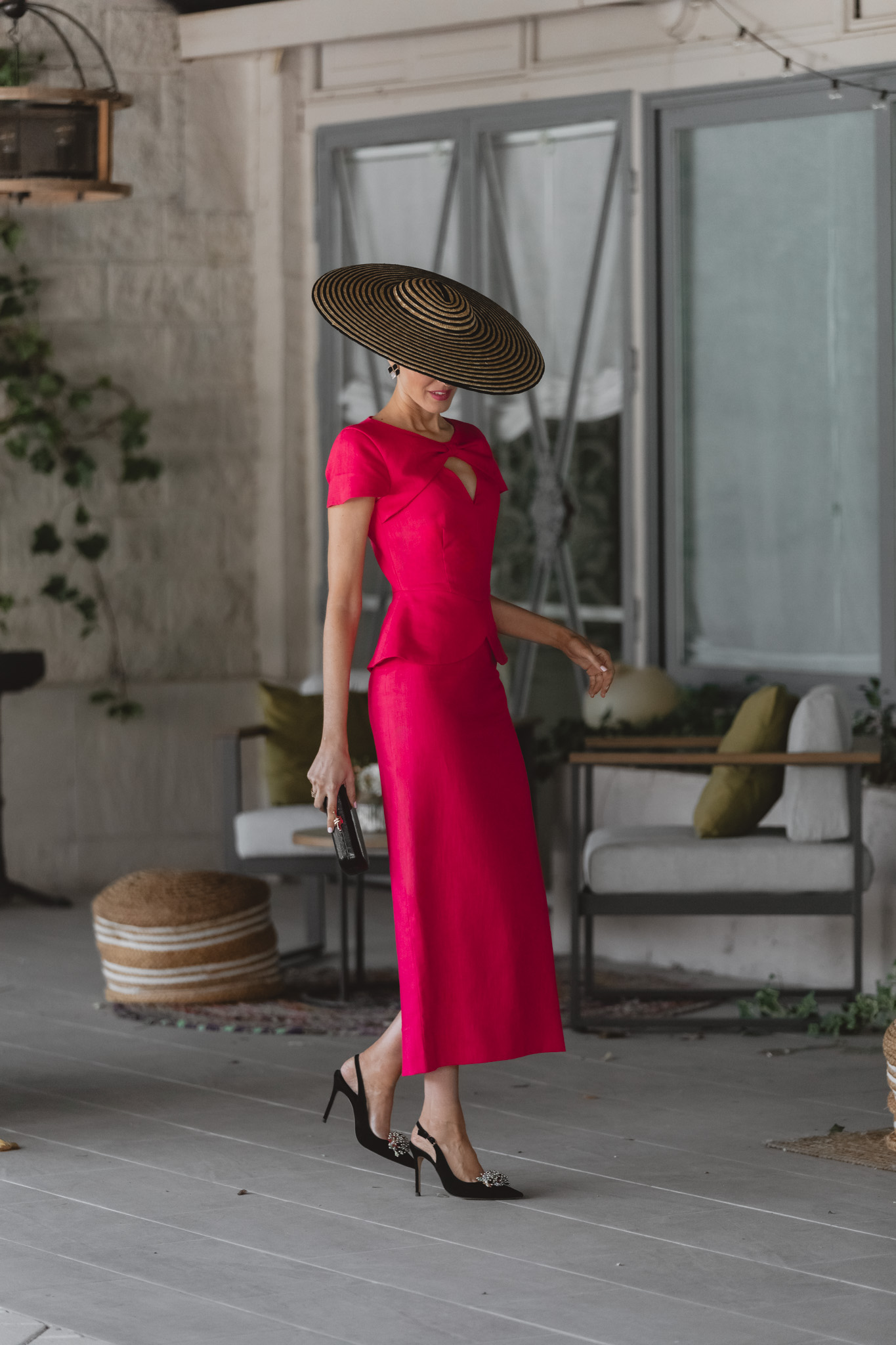 Invitada perfecta con vestido de lino entubado y pamela en tonos negros.