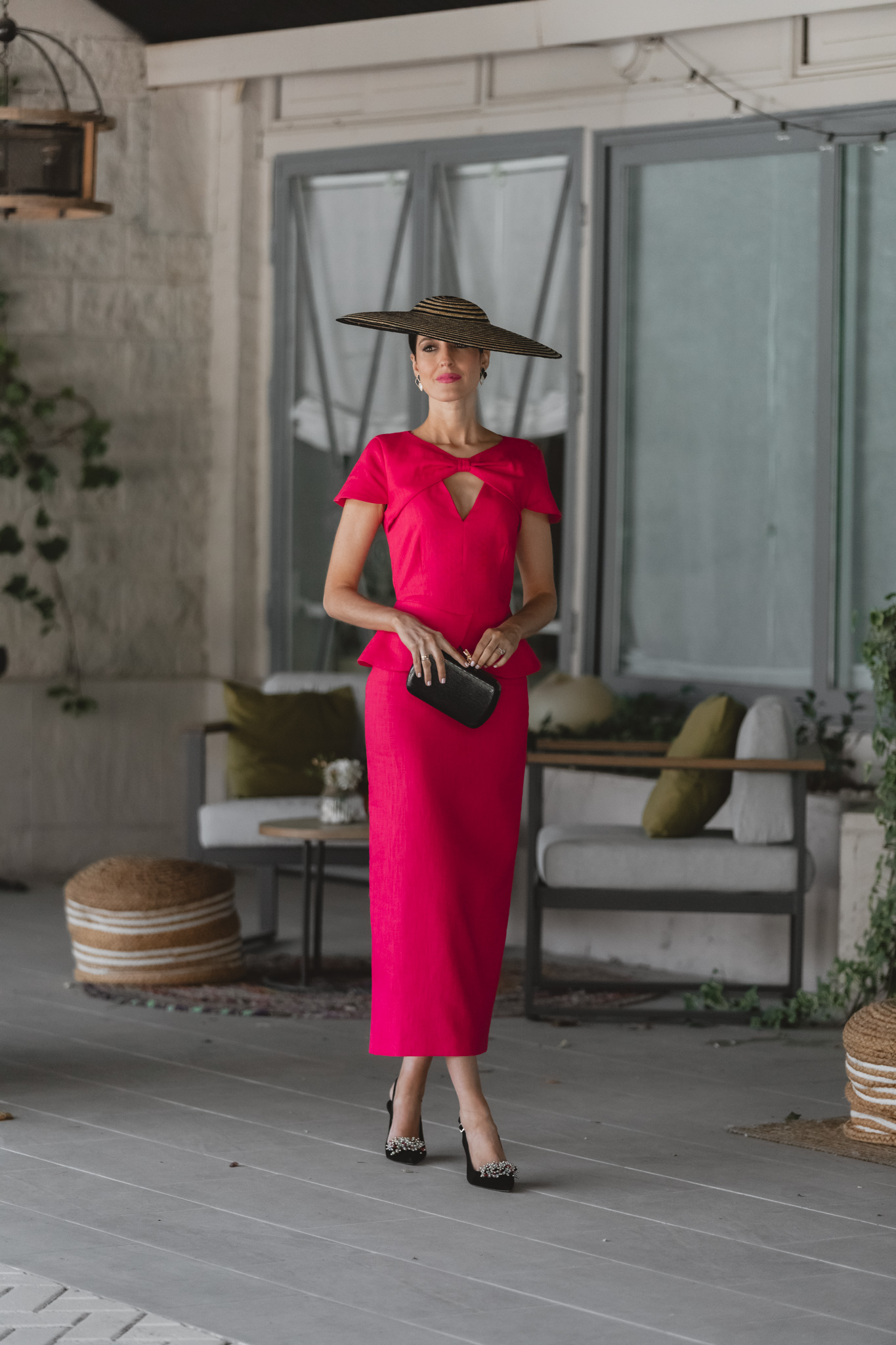 Invitada de boda de mañana con vestido fucsia