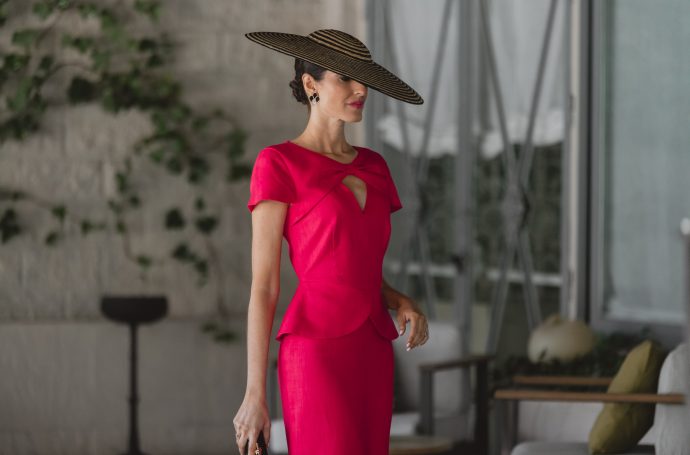 Look de invitada con vestido de lino liso