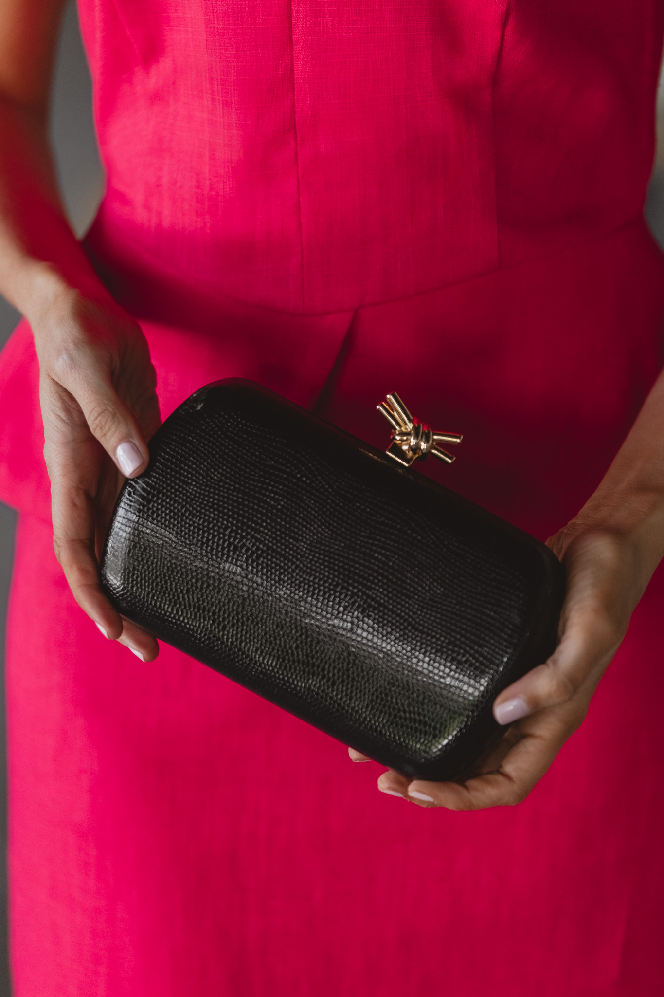 Detalle del bolso negro en look de invitada de Sandra Majada.