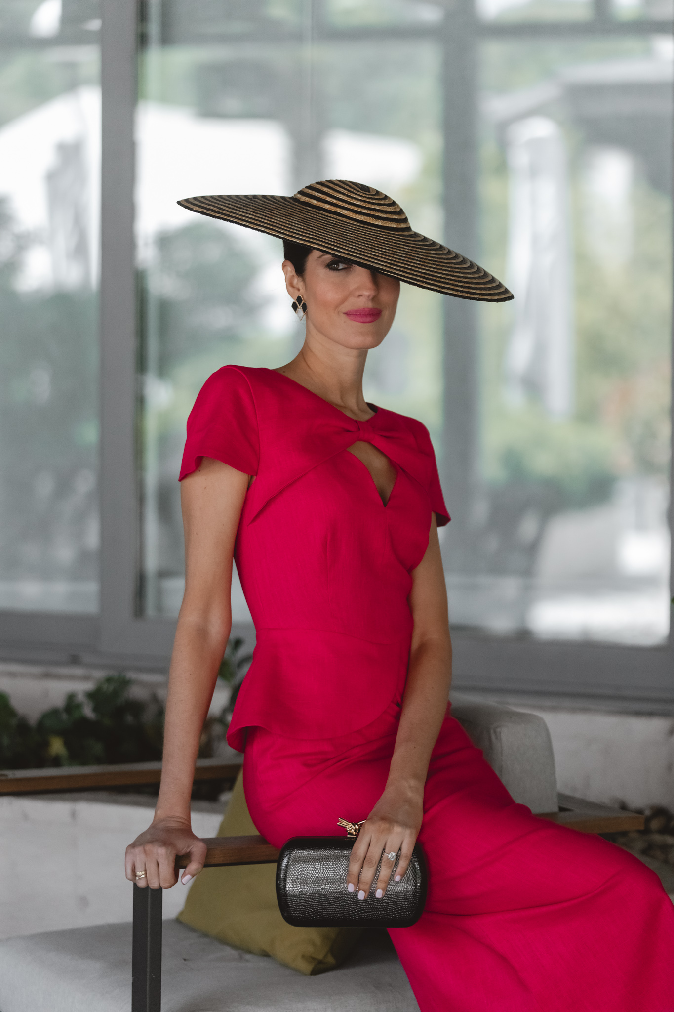 Look de invitada perfecta con vestido de lino y pamela negra en estilismo de Sandra Majada.