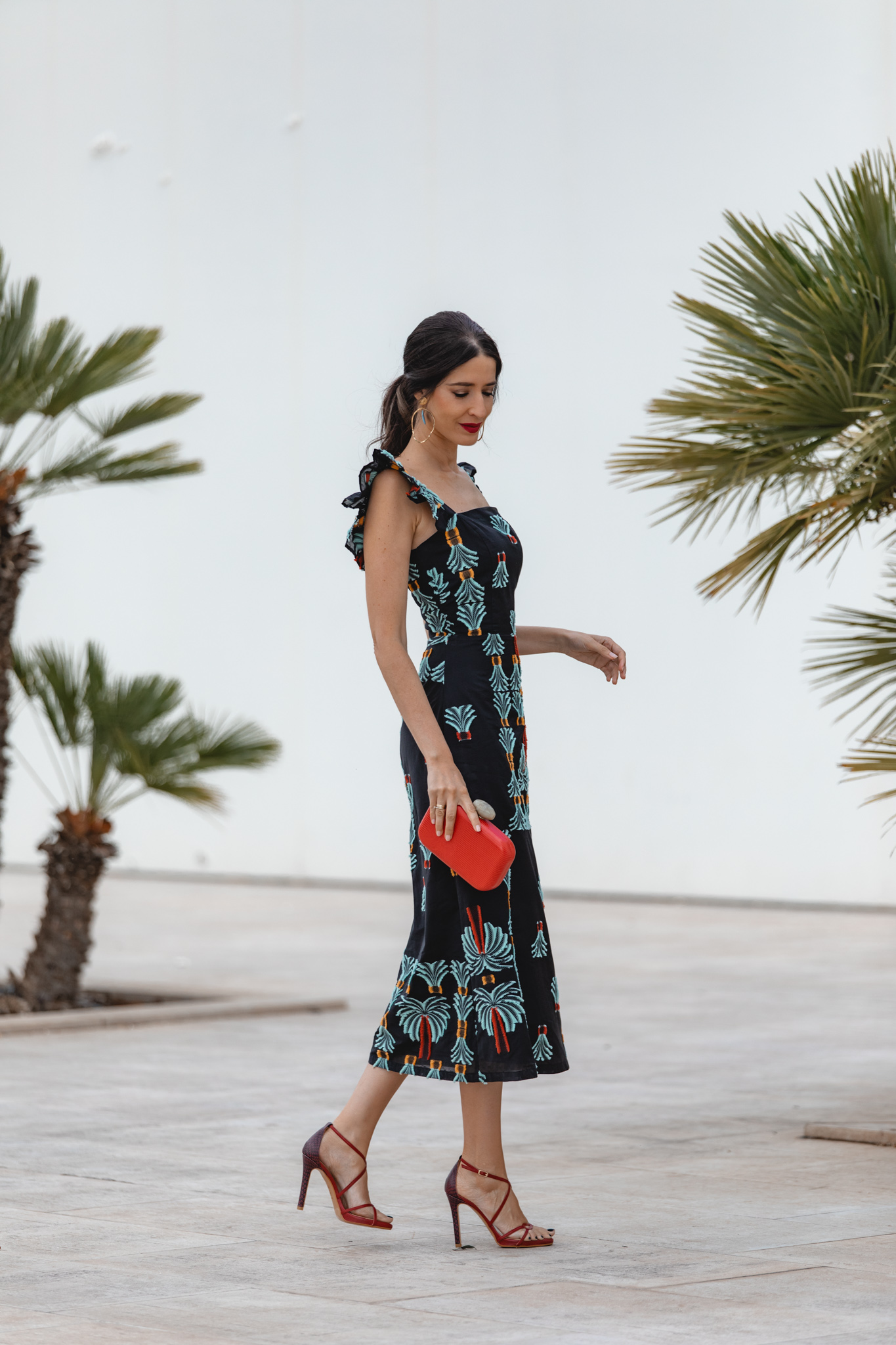 Invitada de boda de mañana con vestido étnico de Magnolia Kobus