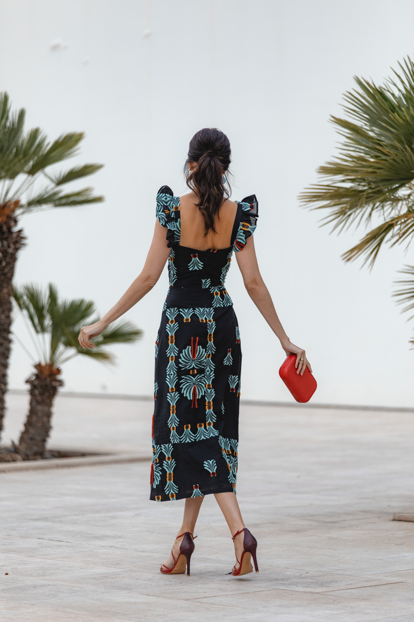 Espalda de vestido estampado para invitadas de boda en verano