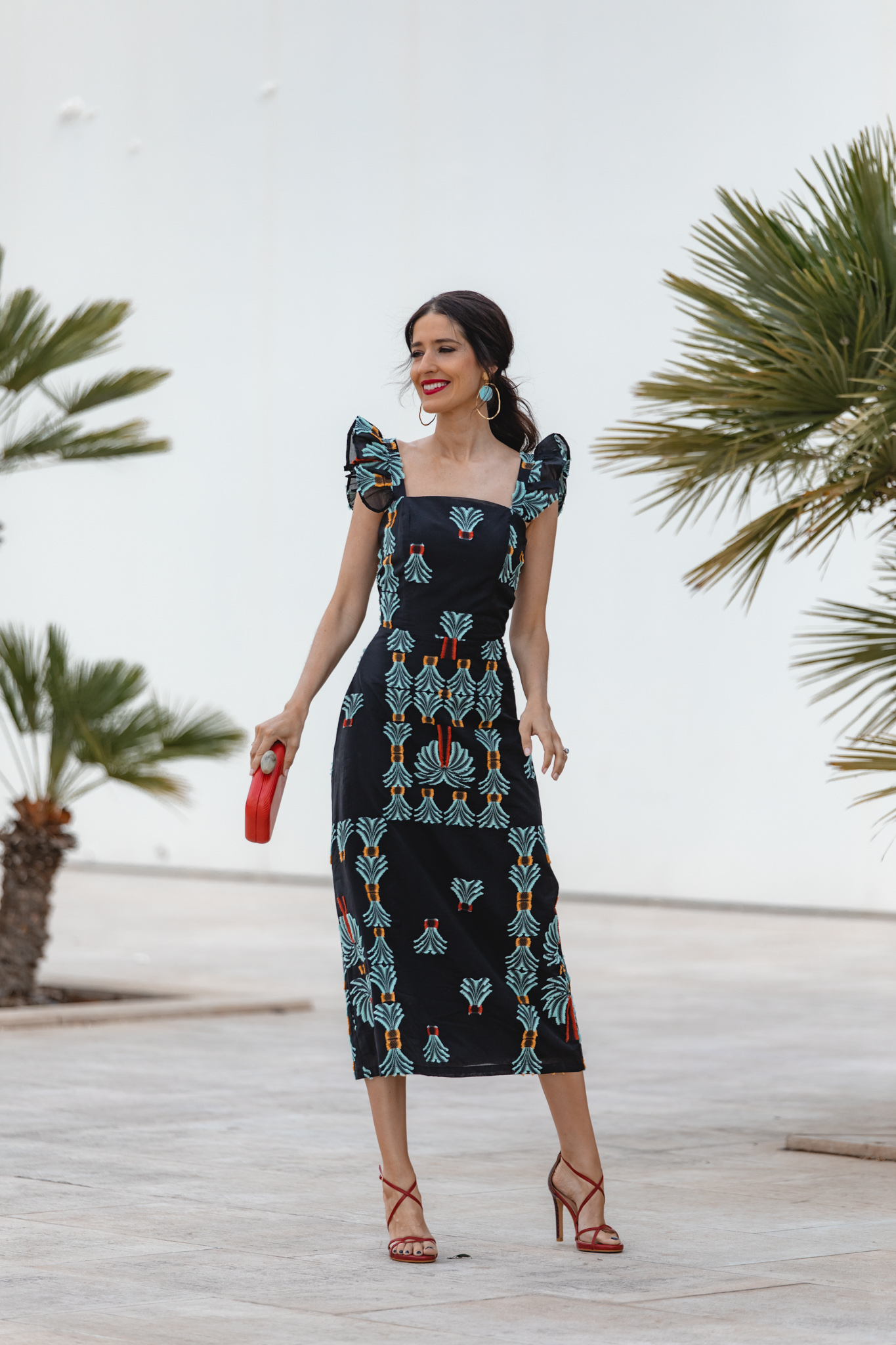 Vestido de invitada con estampado étnico para boda de mañana