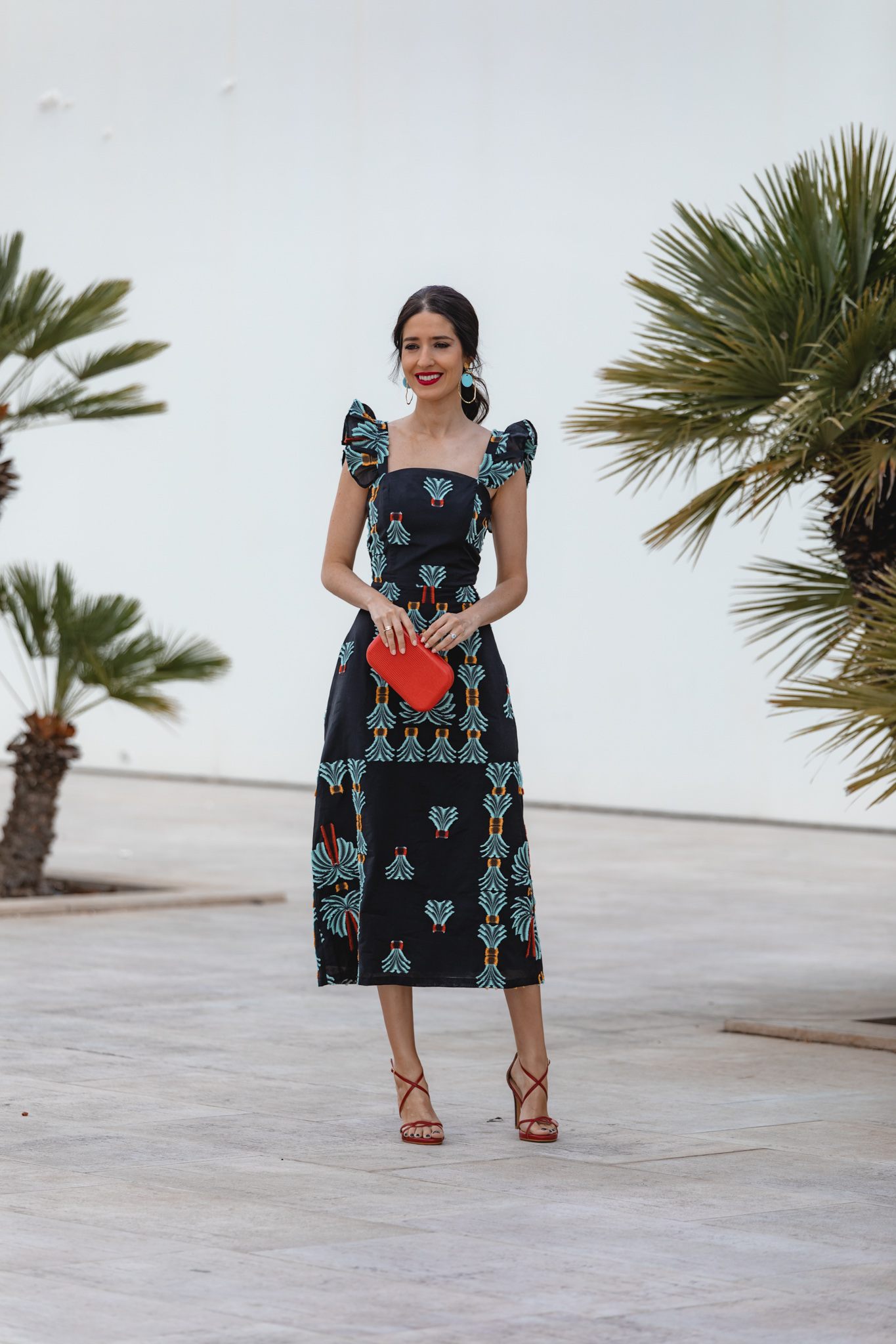 Vestido de invitada efecto reloj de arena con volantes