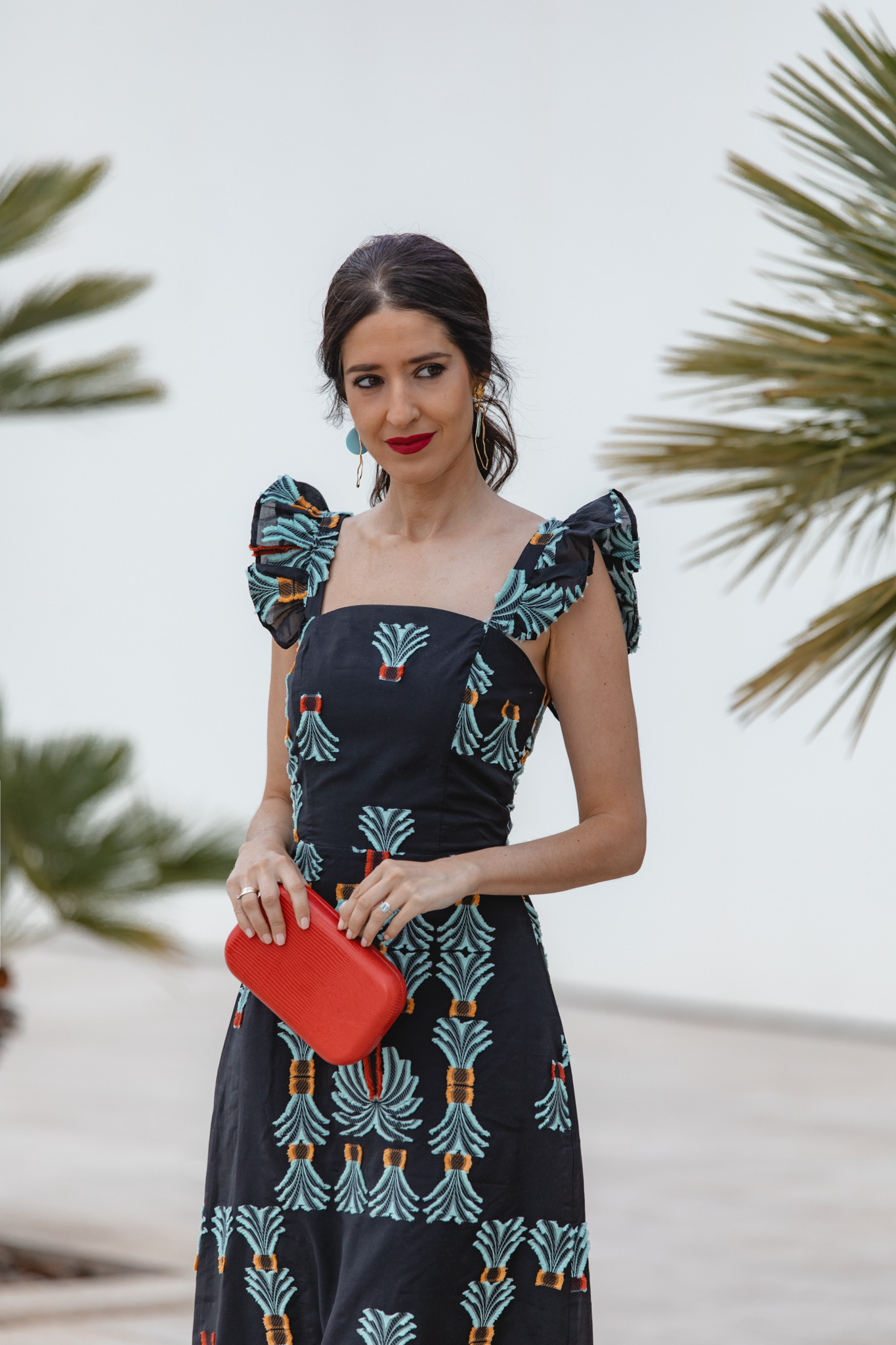 Look de invitada de verano con clutch rojo de Bruna