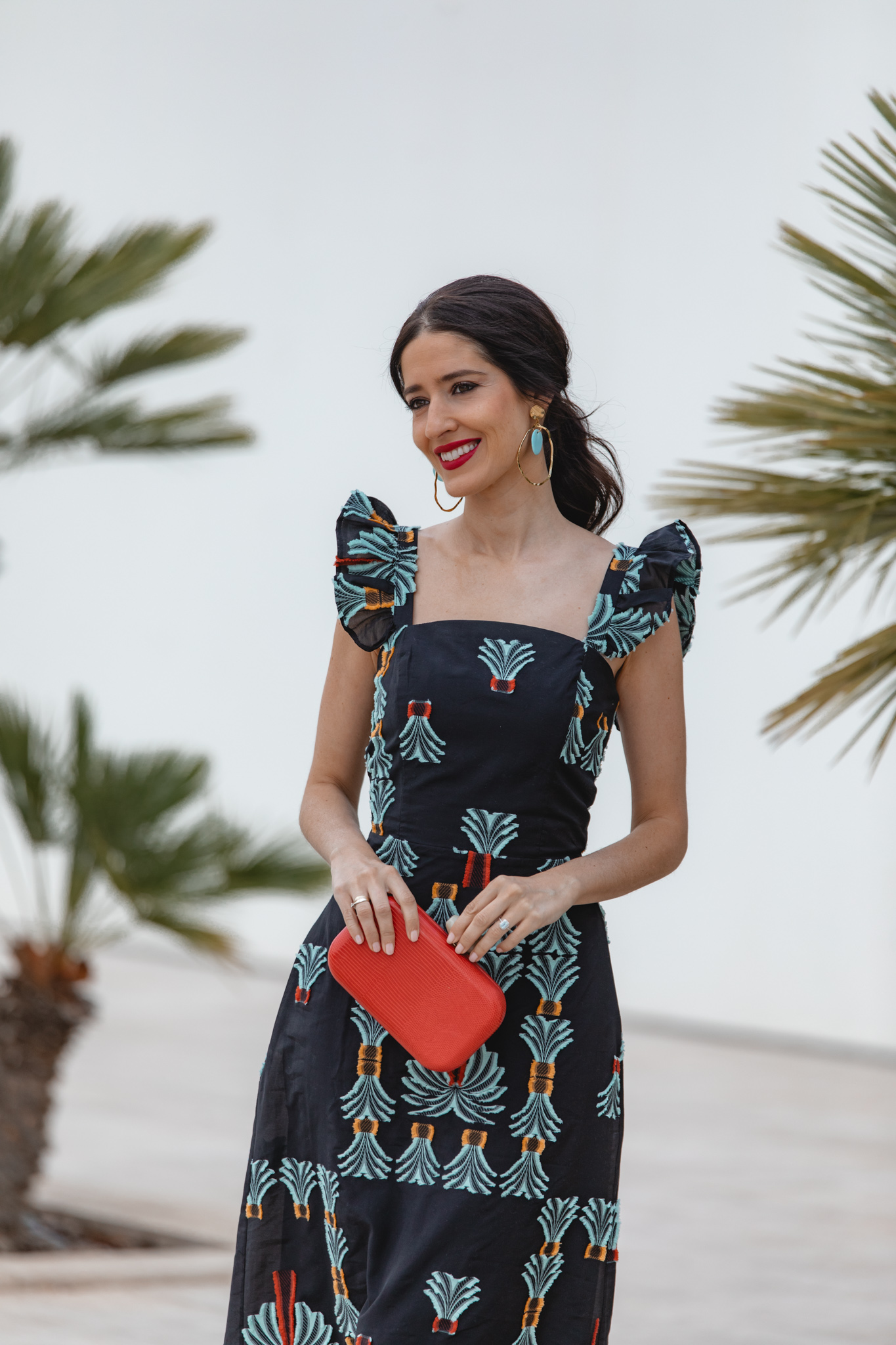 Look de invitada con vestido de tirantes de volantes