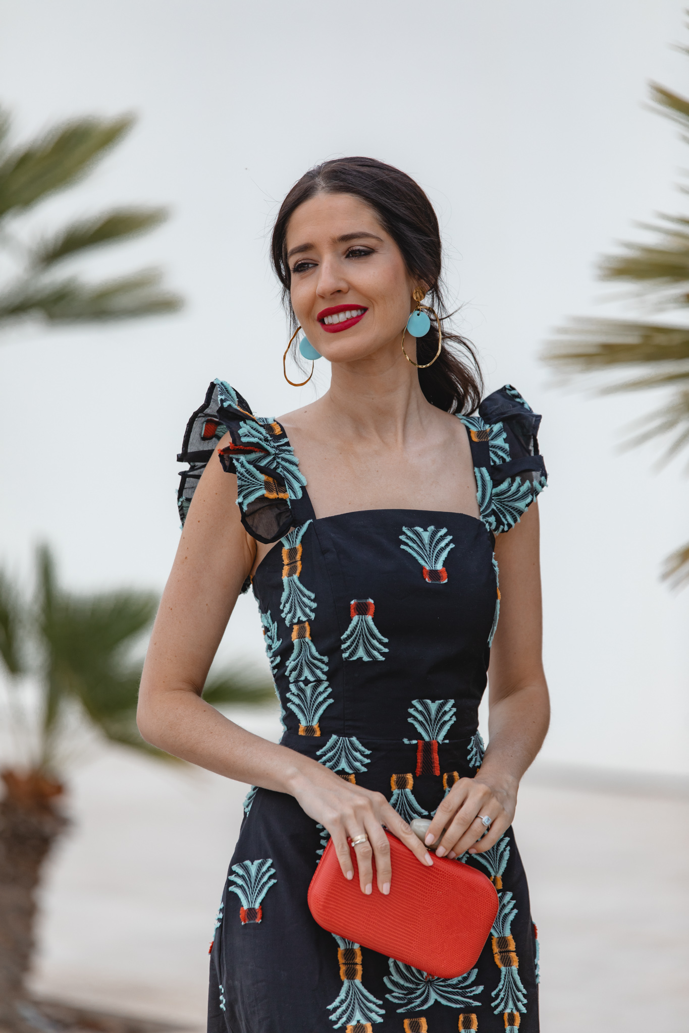 Vestido étnico en mostaza, azul y rojo para invitada de boda