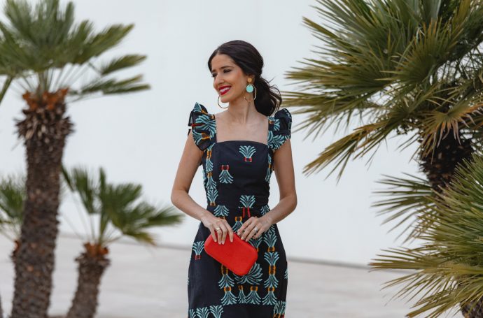 Vestido étnico negro con estampado de palmeras para invitada